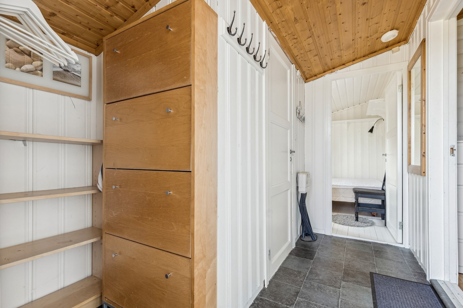 Videre fordeler entreen seg til et toalettrom, soverom og den delvis åpne stue- og kjøkkenløsningen. Galleribilde