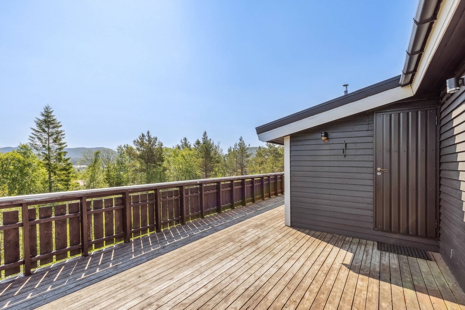 Hytta har ca. 85 kvm med terrasse, og de store uteområdene gir rom for flere sittegrupper. Galleribilde