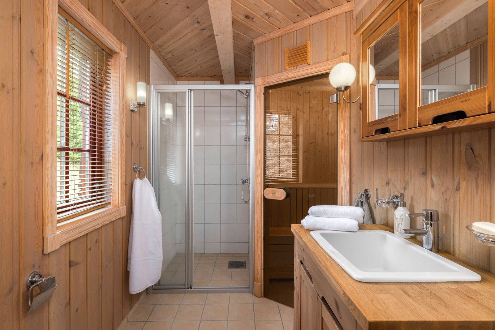 Badet har en praktisk løsning med varmekabler i gulv og alt av fasiliteter. Galleribilde