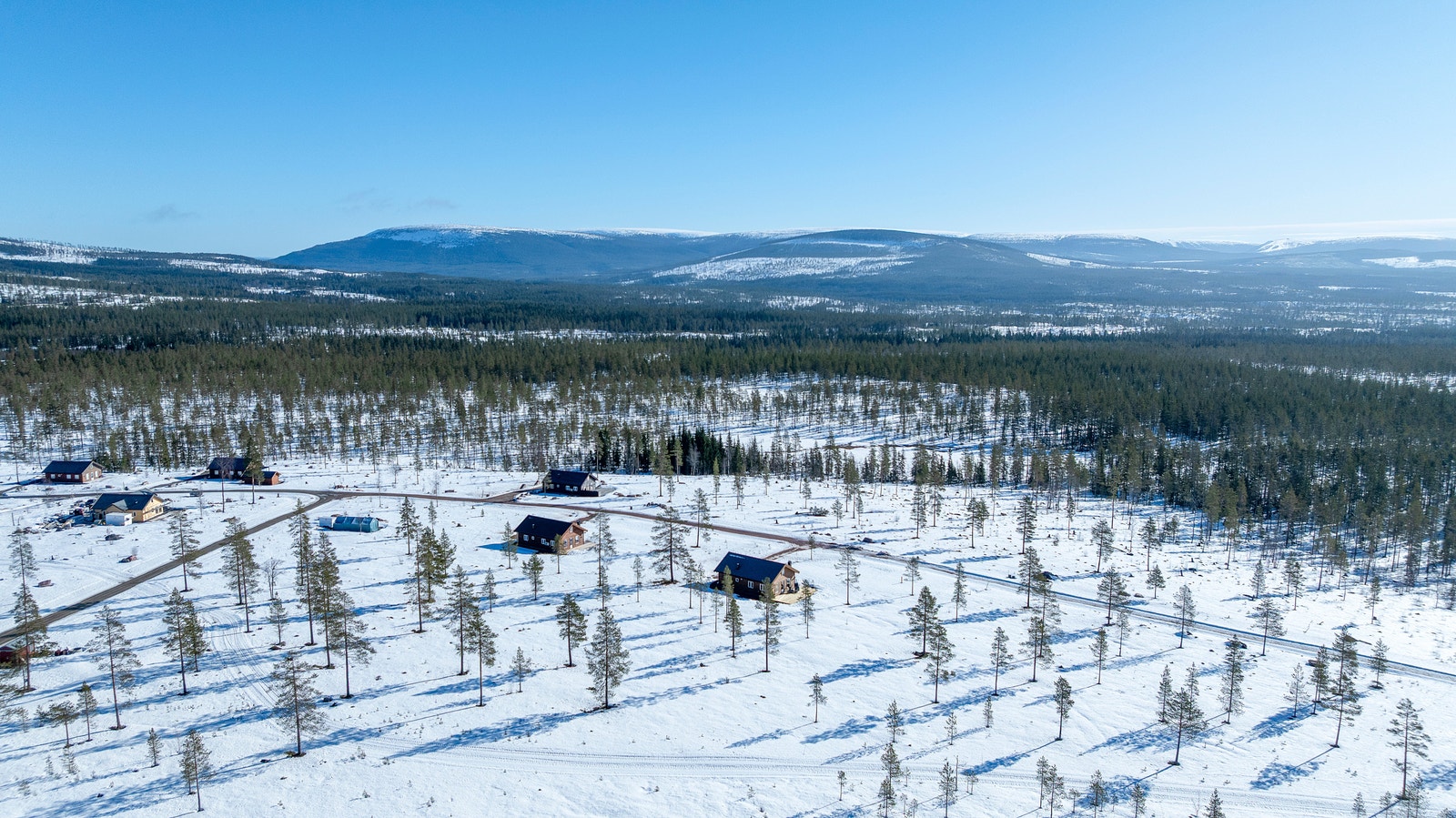 Stöten i Sverige til venstre, Tandådalen i Sälen til høyre. Oppkjørt skiløype rett bak hytta. Galleribilde