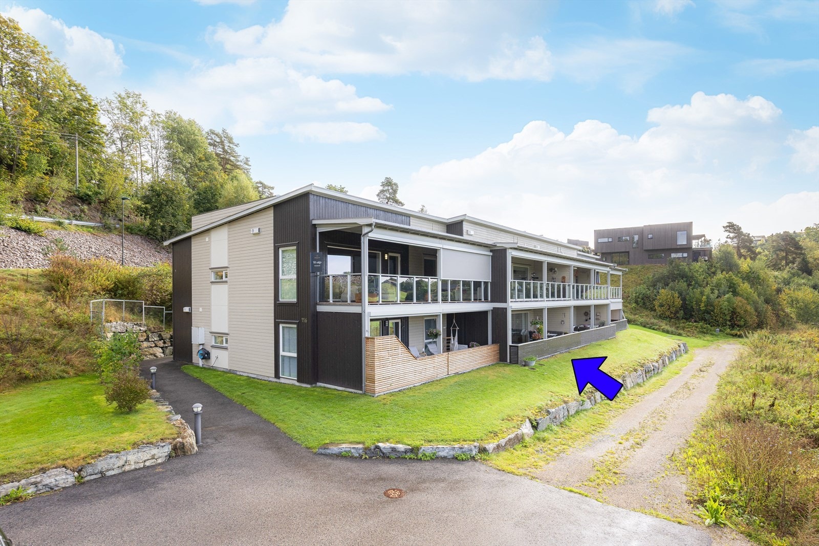 Borettslagets eiendom er pent opparbeidet med felles gressplen og asfalterte internveier. Galleribilde