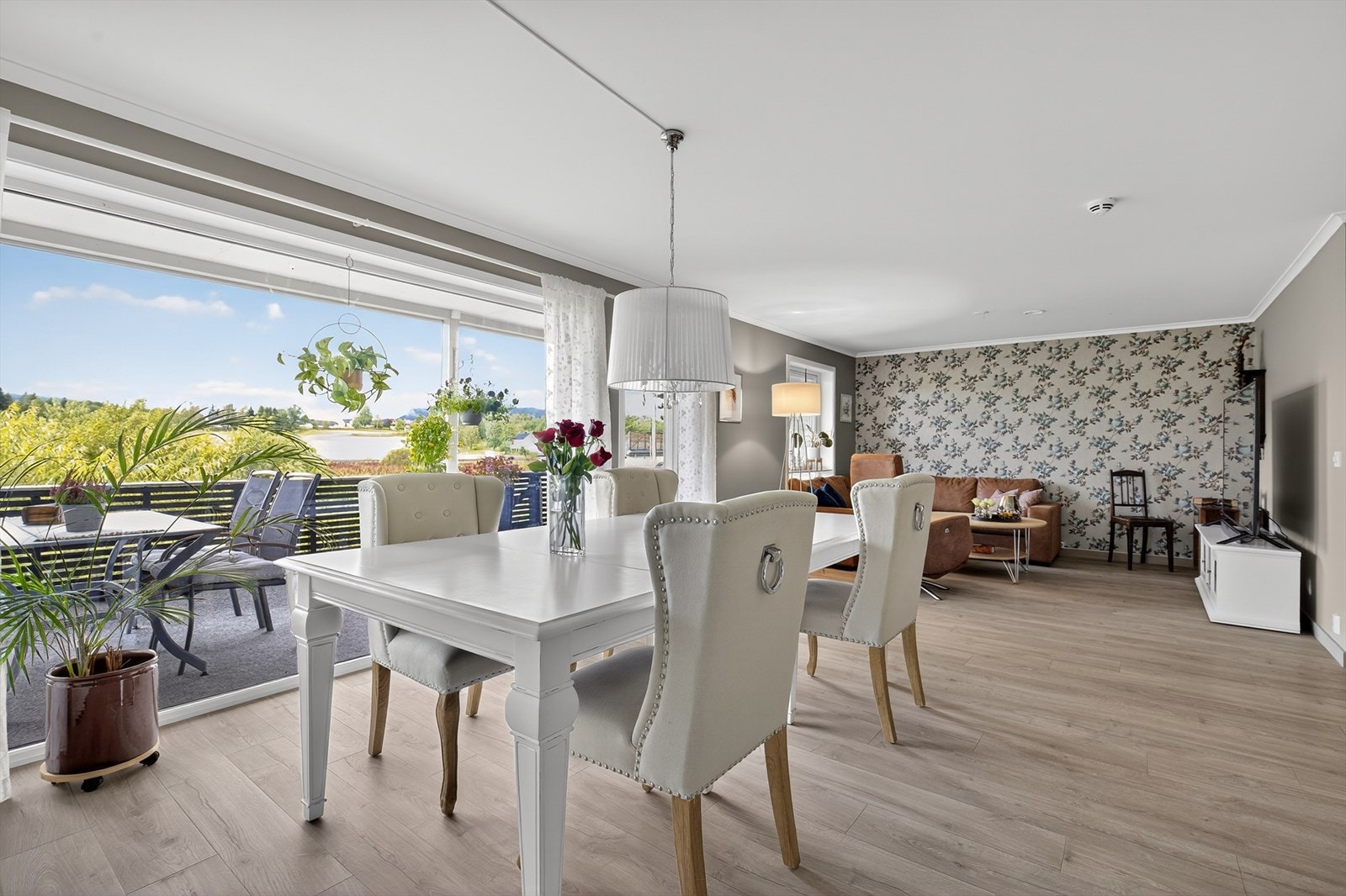 Boligen fremstår som en stor og flott 3-roms leilighet fra 2019 med god planløsning og pene overflater. Det er laminat på gulv og malte plater på vegger i store deler av boligen, og det er lagt varmefolie i stue, kjøkken og gang. Balansert ventilasjon. Galleribilde