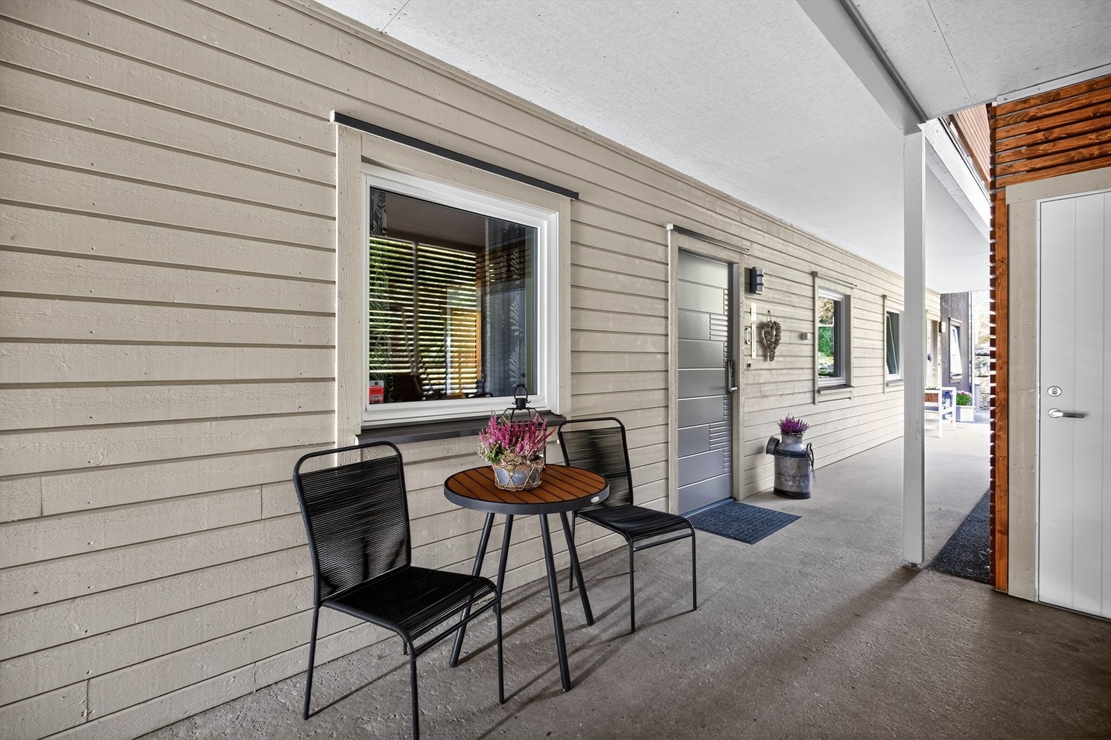 Det er egen inngangsdør til boligen fra felles, overbygget svalgang. Galleribilde