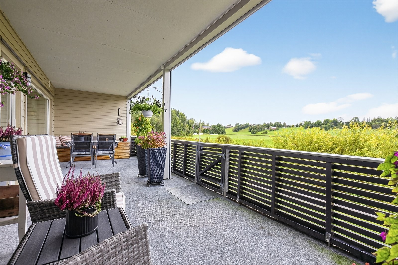 Her har boligen en 25 kvm stor og overbygget veranda med god plass til flere sittegrupper og hyggelig besøk. Fra verandaen er det nydelig utsikt ut over landlige omgivelser. Galleribilde