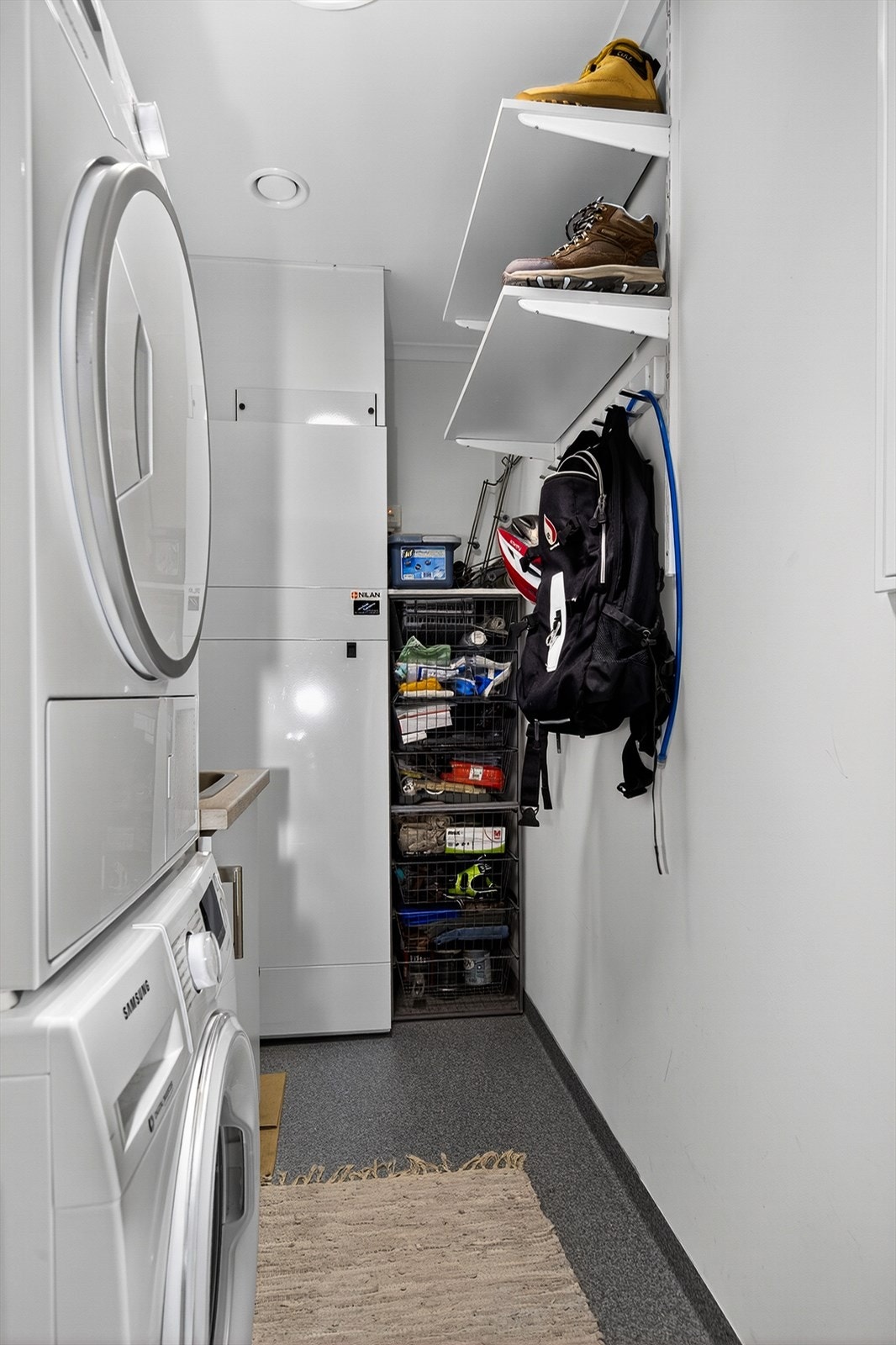 Boligen har i tillegg et praktisk rom med sluk/ teknisk rom hvor det er opplegg for vaskemaskin og vaskekar, samt 200l varmtvannstank.
Det er belegg på gulv og malte overflater på vegger. Ventilasjon via ventilasjonsanlegg. Galleribilde