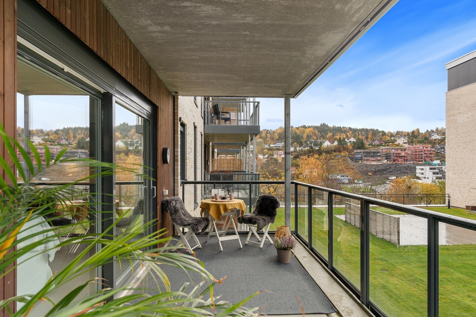 Stor overbygget balkong utenfor stuen Galleribilde