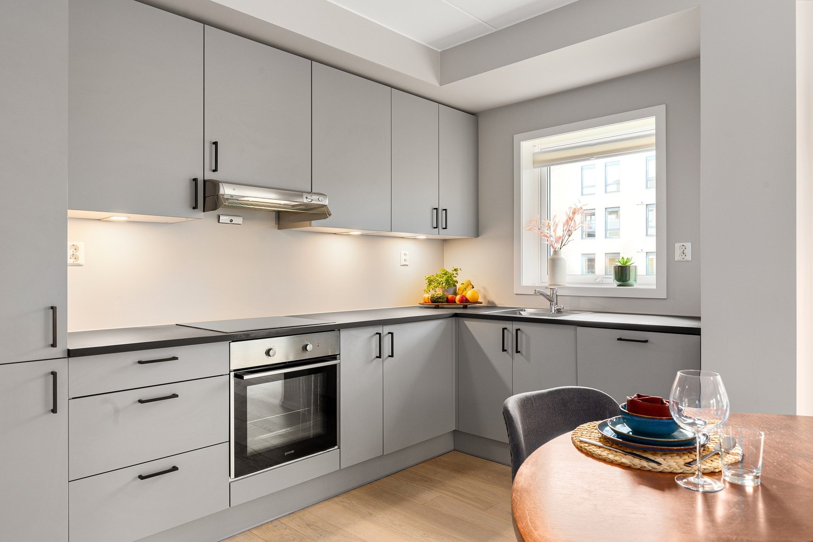 Velutstyrt kjøkken med integrerte hvitevarer Galleribilde