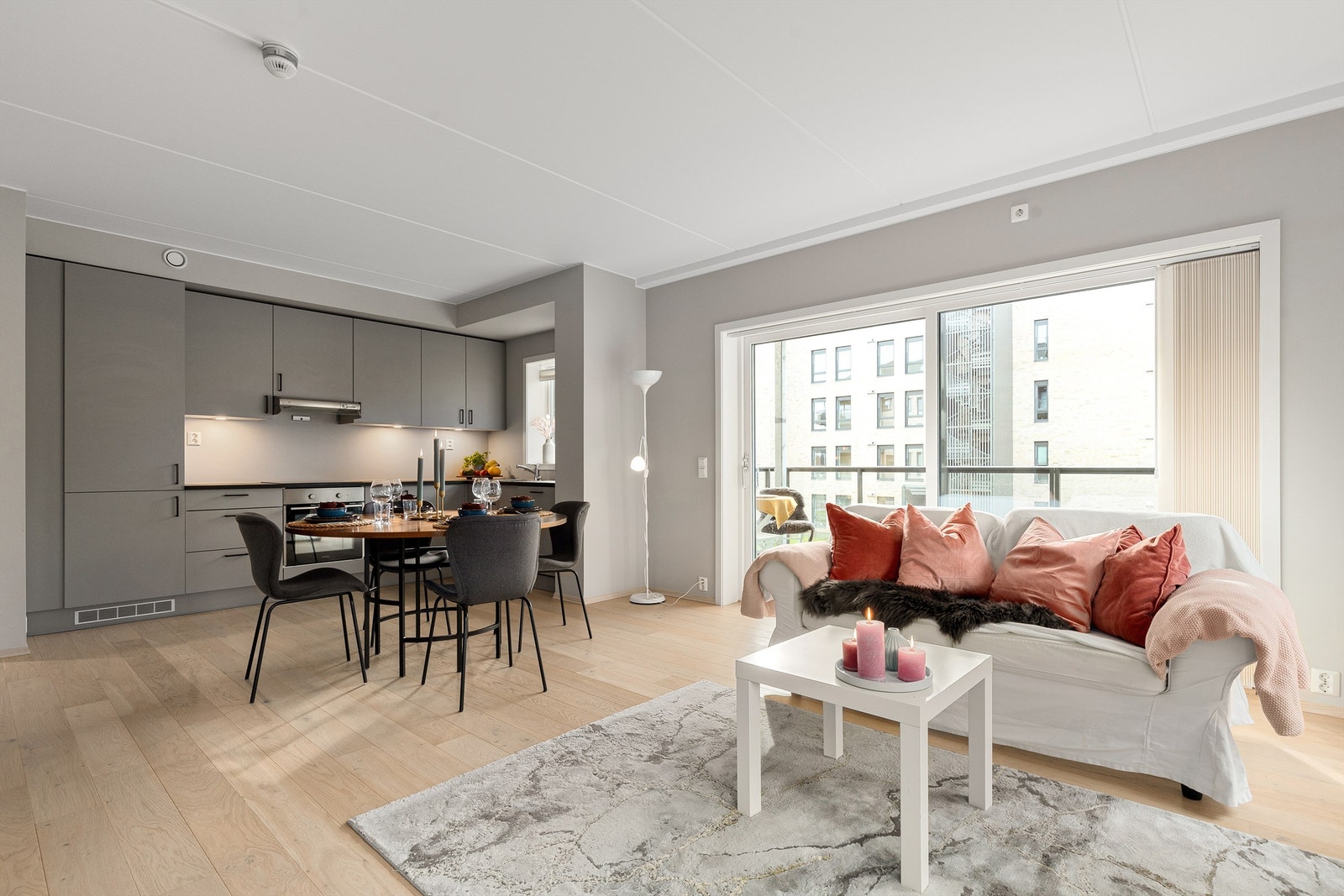 God plass til sofagruppe og spisebord da det er åpen løsning mellom stue og kjøkken Galleribilde