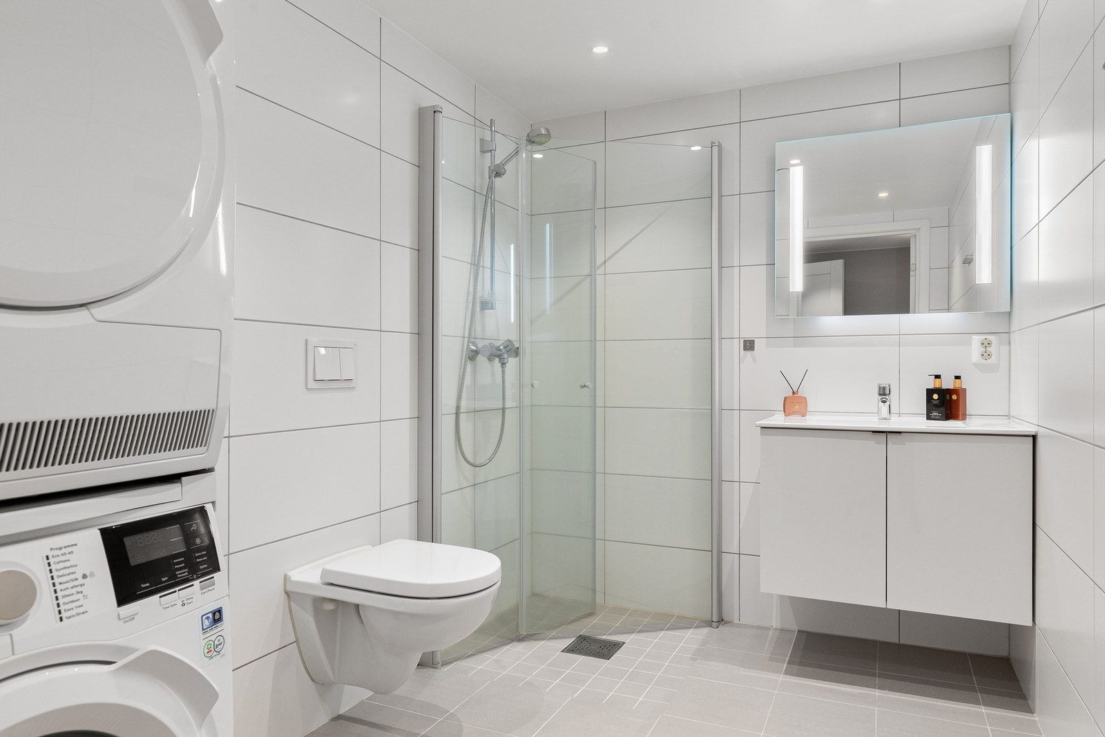 Pent flislagt bad/vaskerom Galleribilde