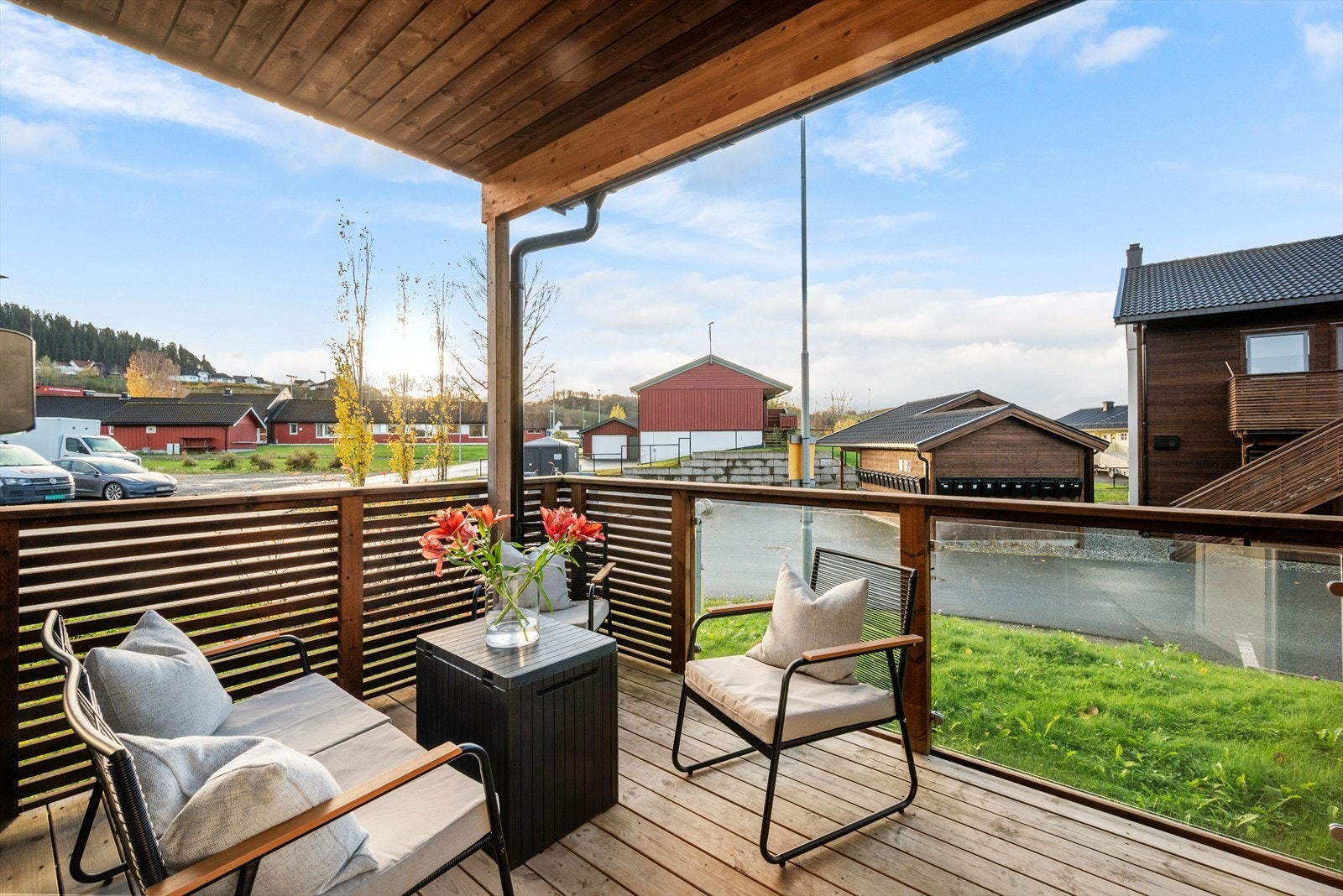 Velkommen til Holtheflata 28A - en innbydende og moderne 3-roms leilighet fra 2020! Foto: Interiørfoto v/ Haukdal Galleribilde