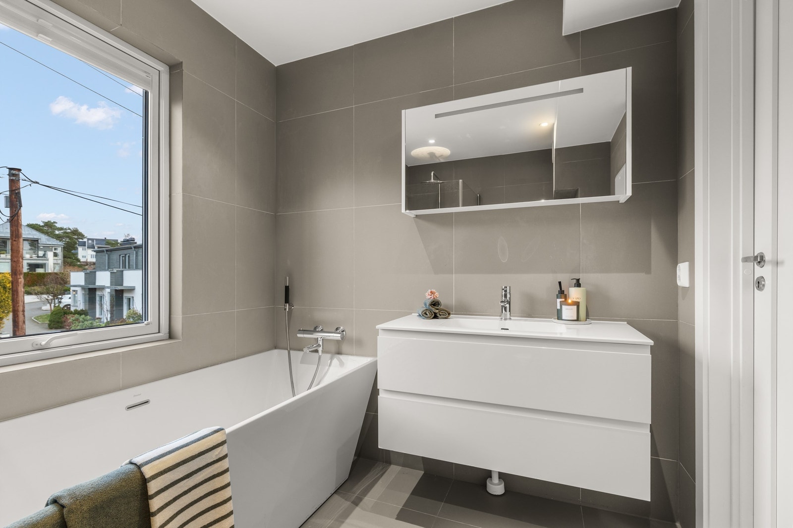 Baderomsinnredningen har en bred servant med god oppbevaringsplass i skuffer. Galleribilde