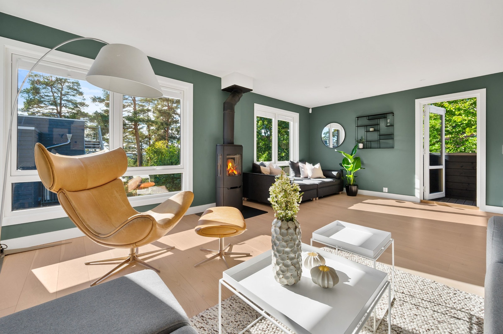 Stuen har god plass til flere sittegrupper og herfra er utgangen og trappen opp til den solrike takterrassen. Galleribilde