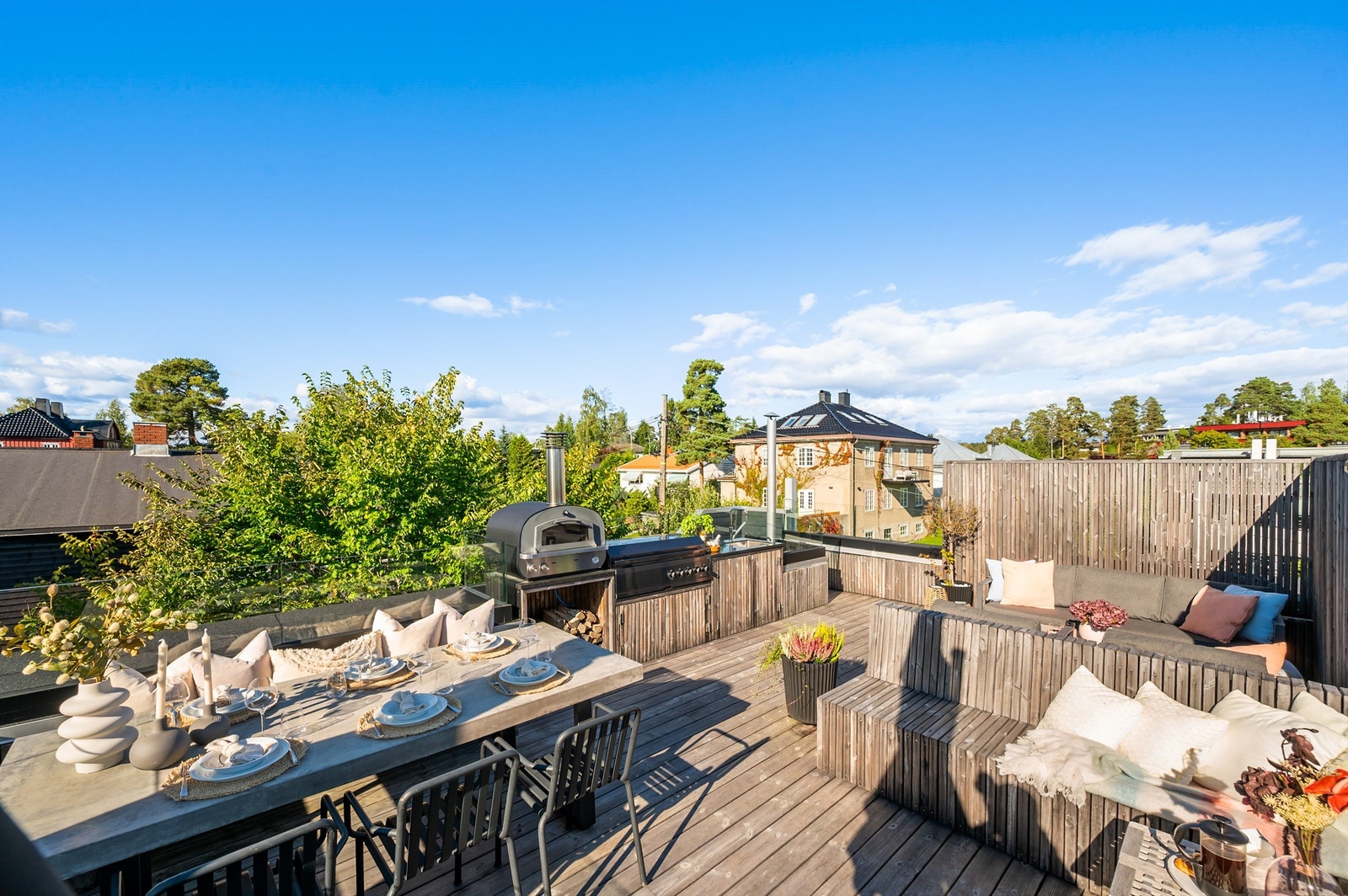 Takterrassen er en fantastisk utvidelse av boligens sosiale arealer, alt treverk i Kebony. Galleribilde