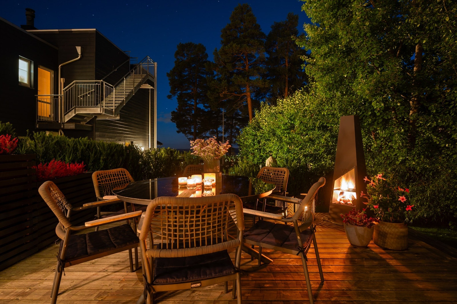 Utebelysning skaper en trygg og innbydende atmosfære rundt boligen på kveldstid. Galleribilde