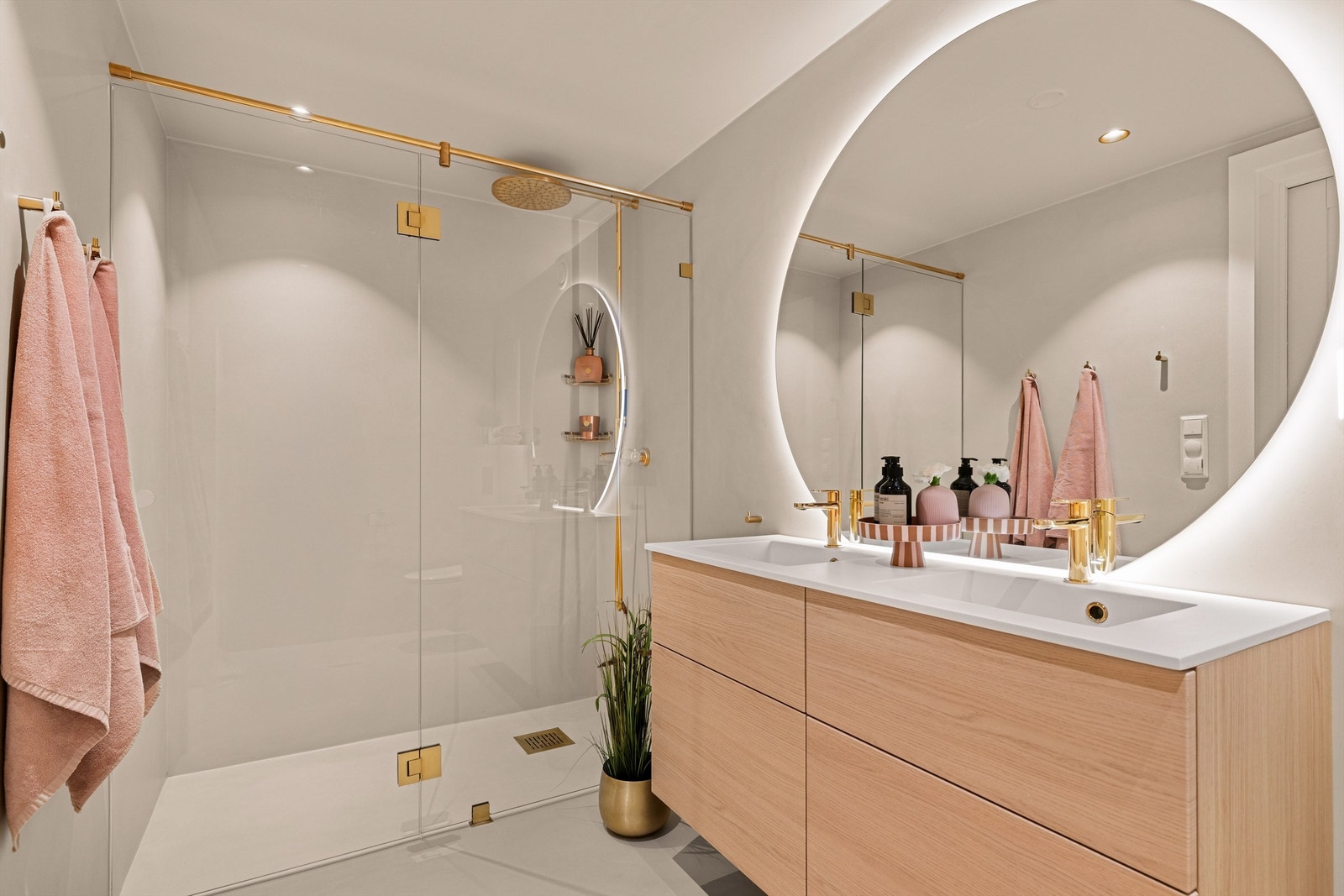 En romslig dusjnisje med regnfallsdusj og glassdører. Galleribilde