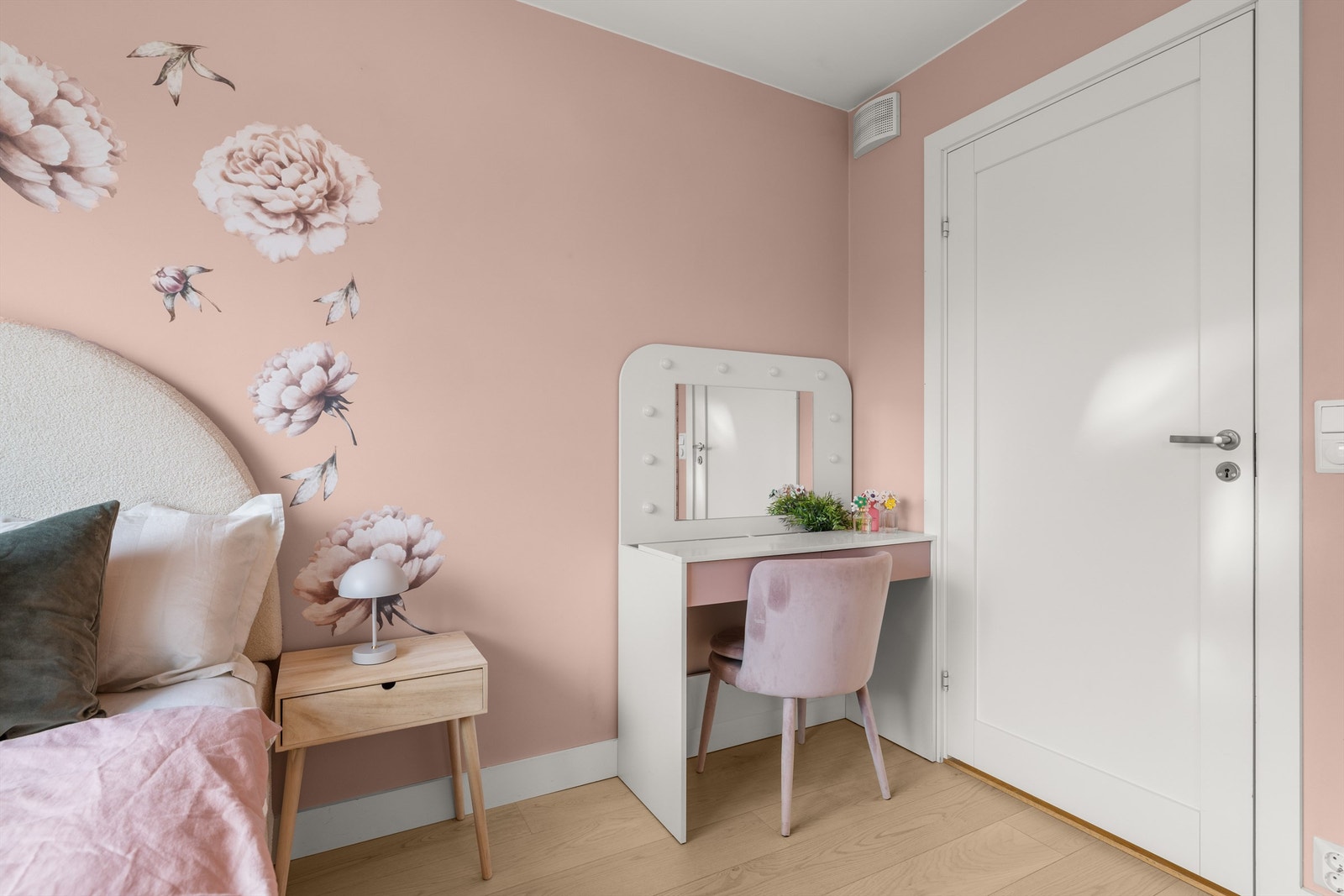 Her er det god plass til seng og en egen sone for lekser eller sminke. Galleribilde