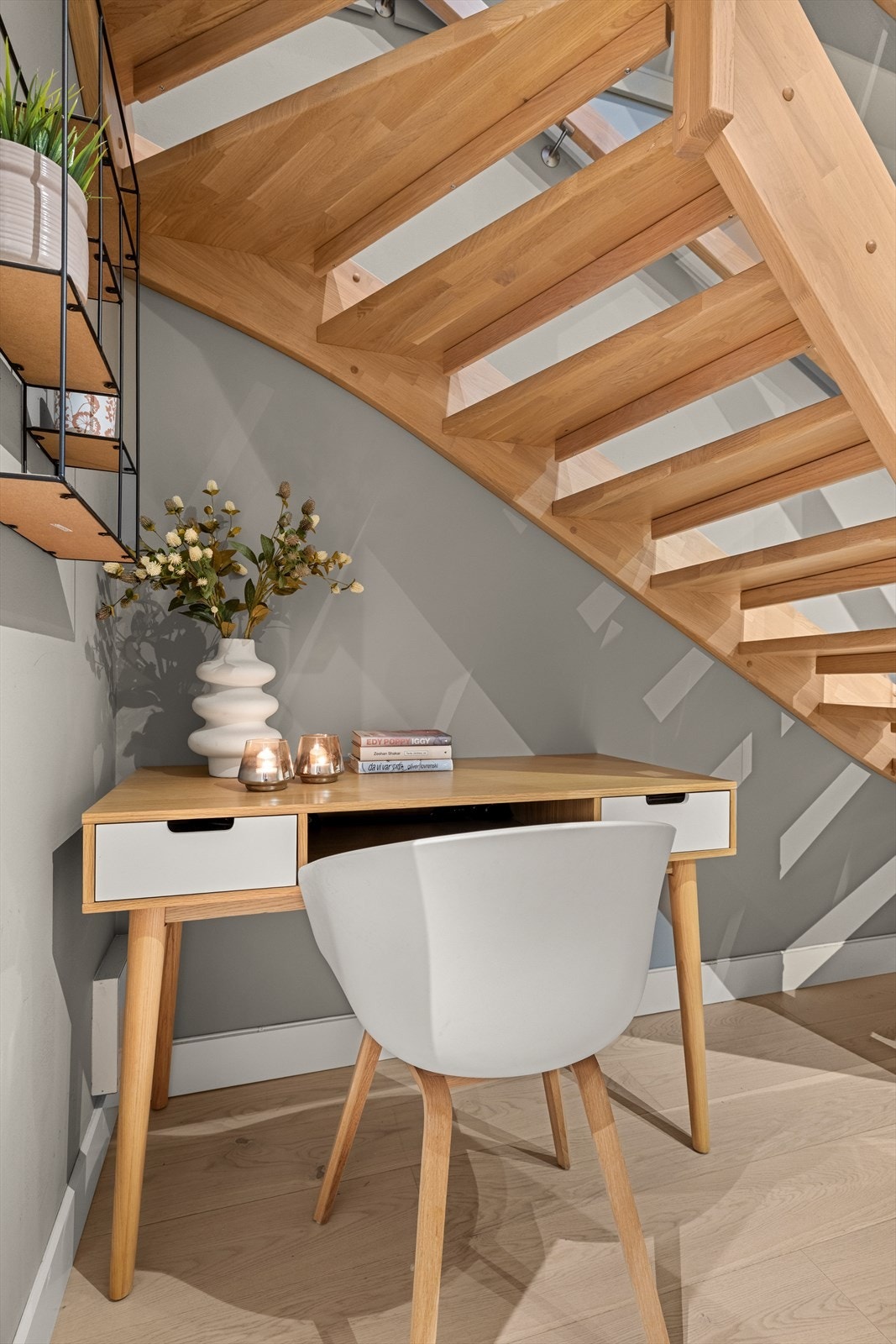 Under trappen er det en smart utnyttet krok, ideell for en liten hjemmekontorplass. Galleribilde