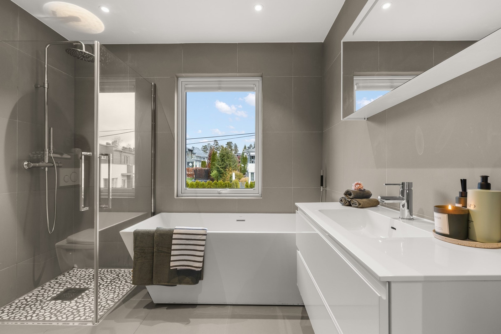 Badet i andre etasje er helfliset og utstyrt med både badekar og dusjhjørne. Galleribilde