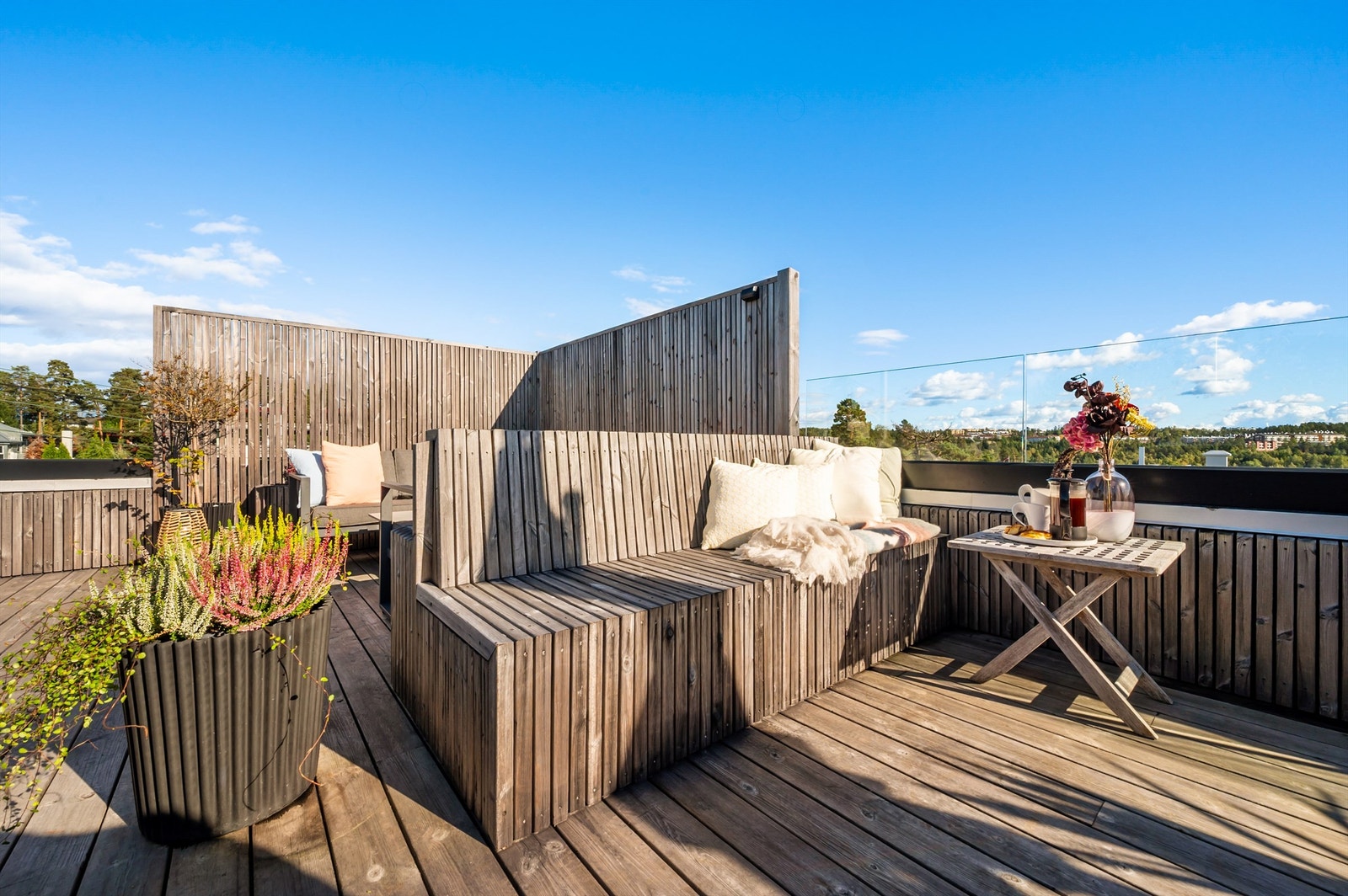 Plassbygde benker og skjermvegger skaper en lun og privat atmosfære. Galleribilde