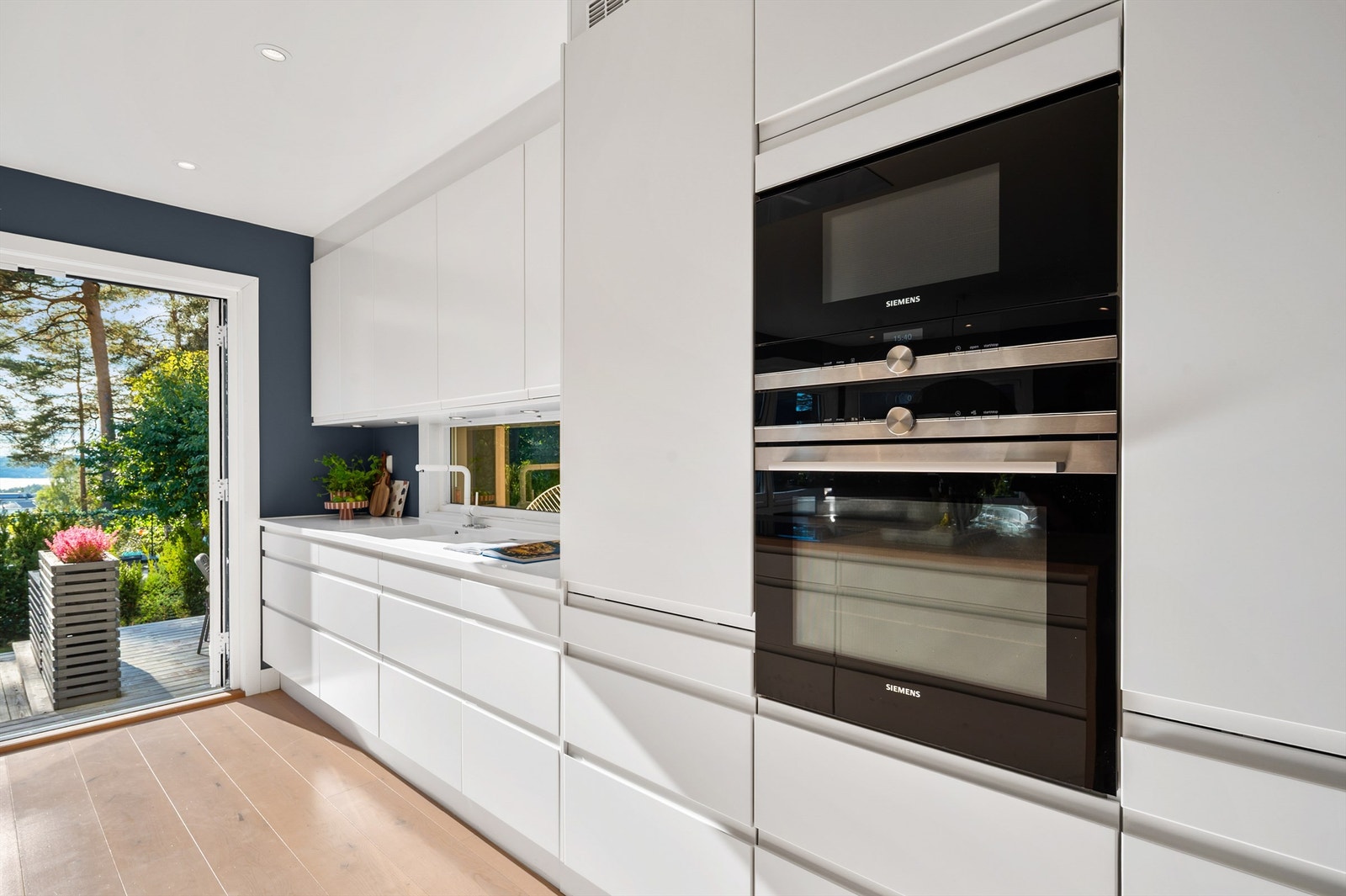 Høyskap med integrert stekeovn og kombiovn fra Siemens. Galleribilde