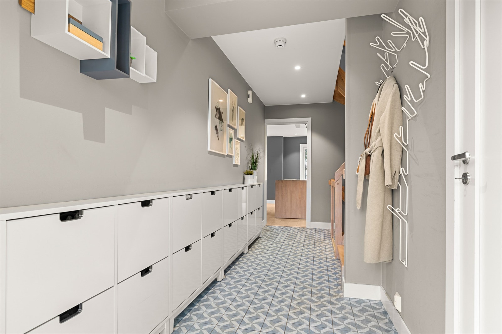 God plass til oppbevaring av yttertøy og sko holder gangen ryddig og innbydende. Galleribilde