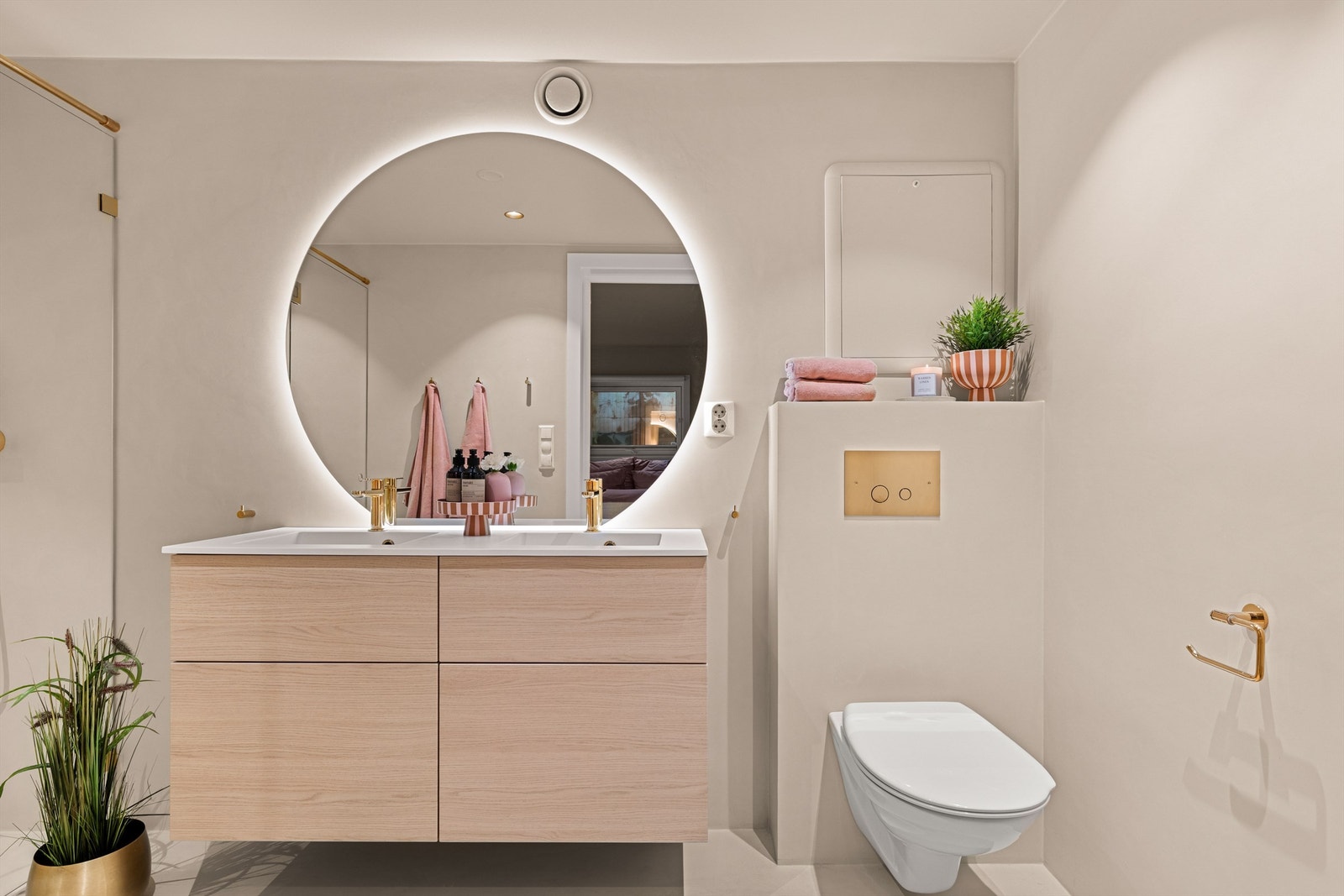 Badet i underetasjen er elegant utformet med en dobbel servant og bakbelyst speil. Galleribilde