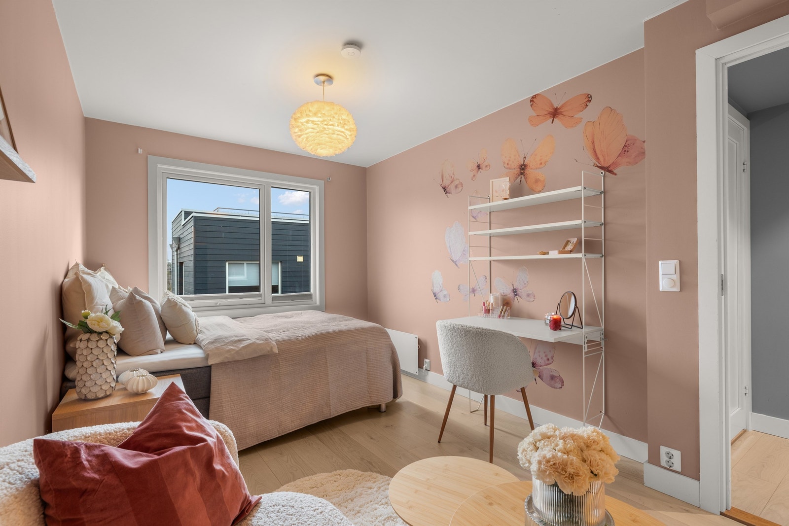 Rommet har en fin størrelse med plass til en egen arbeidsplass eller skrivepult. Galleribilde