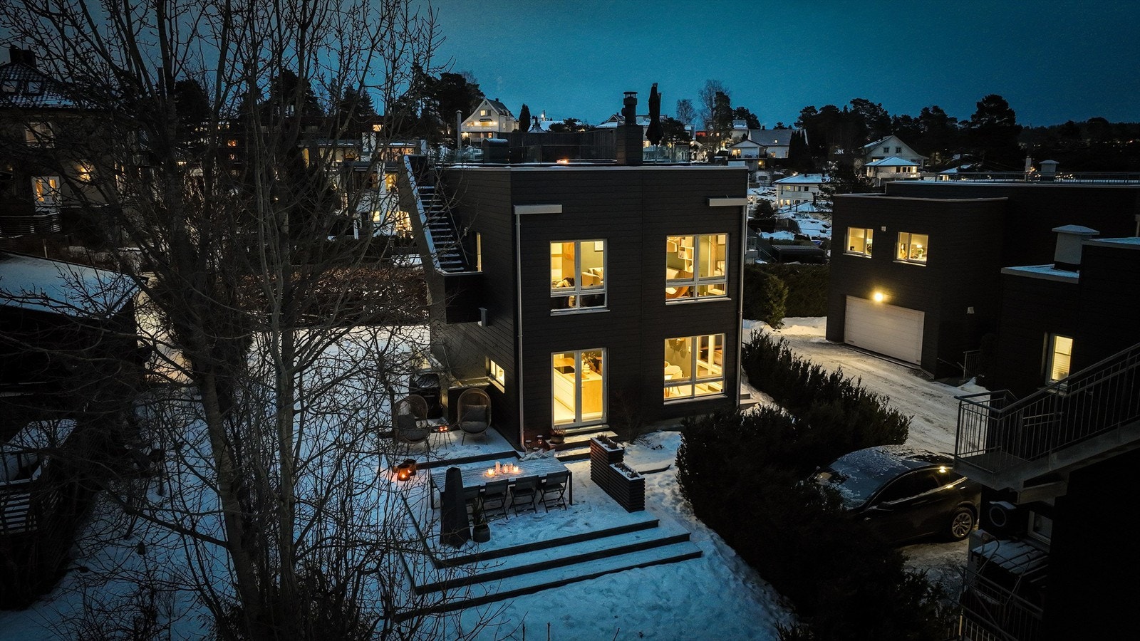 Moderne arkitektonisk med flott opparbeidet hage og takterrasse. Galleribilde