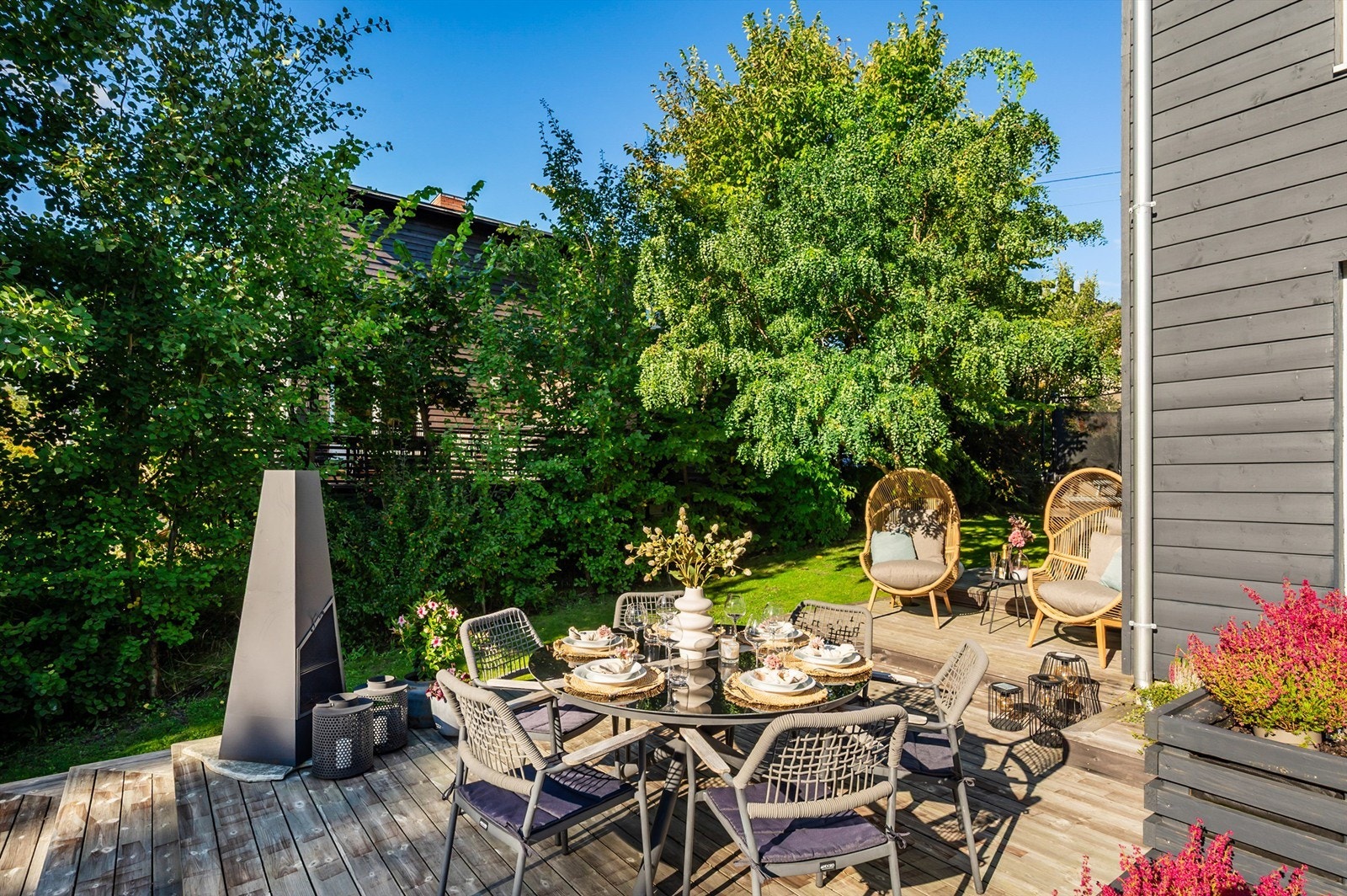 Hagen er en grønn oase med diverse beplantning. Galleribilde