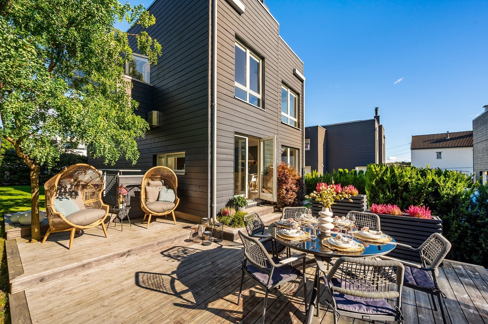 Her bor du i et stille og barnevennlig bomiljø. Hagen er parkmessig opparbeidet med bl.a. stor markterrasse i Kebony. Galleribilde