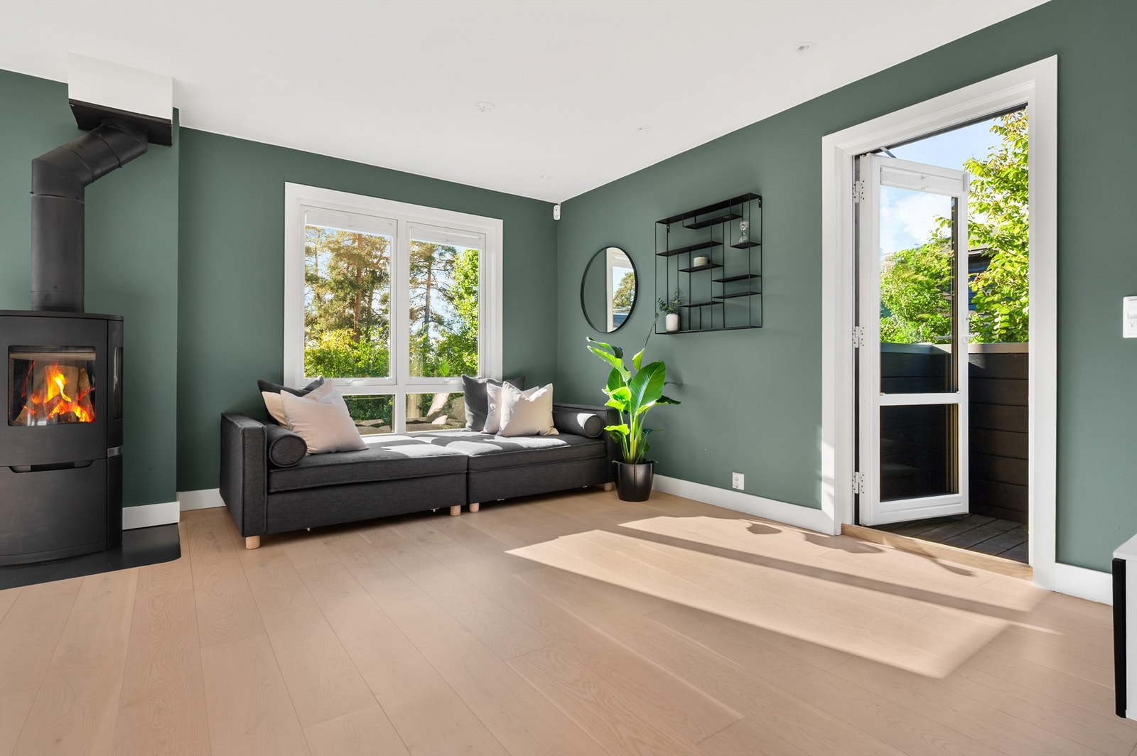 Gjennomgående enstavs parkett på gulvet gir et helhetlig og solid inntrykk. Galleribilde