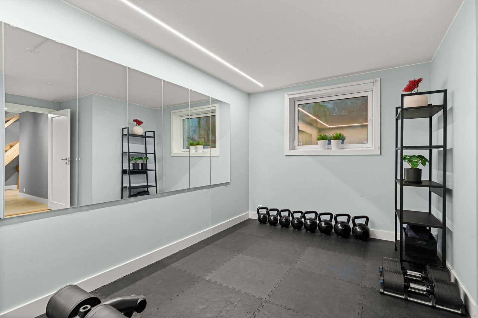 I underetasjen er det et eget rom dedikert til trening. Galleribilde