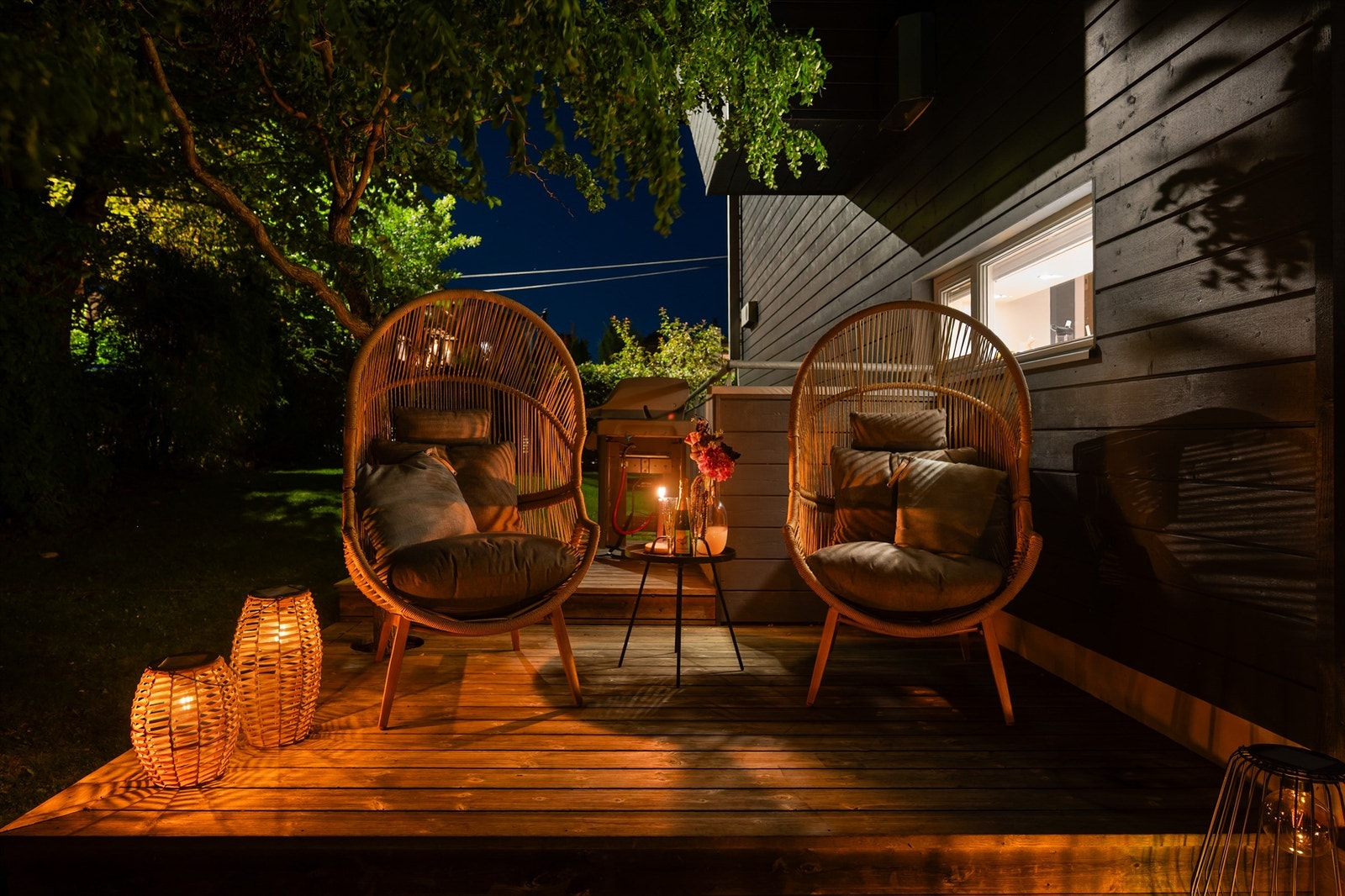 Den lune uteplassen i hagen er også et hyggelig sted å oppholde seg om kvelden. Galleribilde