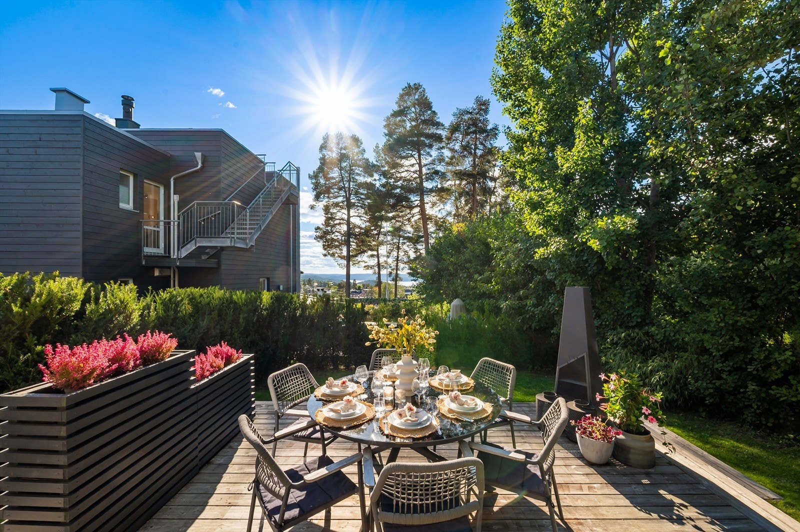 Vestvendt beliggende med mye sol og utsikt mot fjorden. . Galleribilde