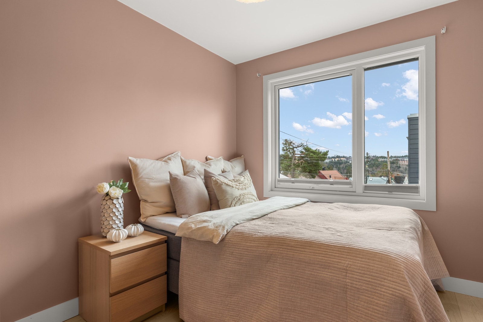 Et stort vindu gir rikelig med dagslys og trivelig utsyn over nabolaget. Galleribilde