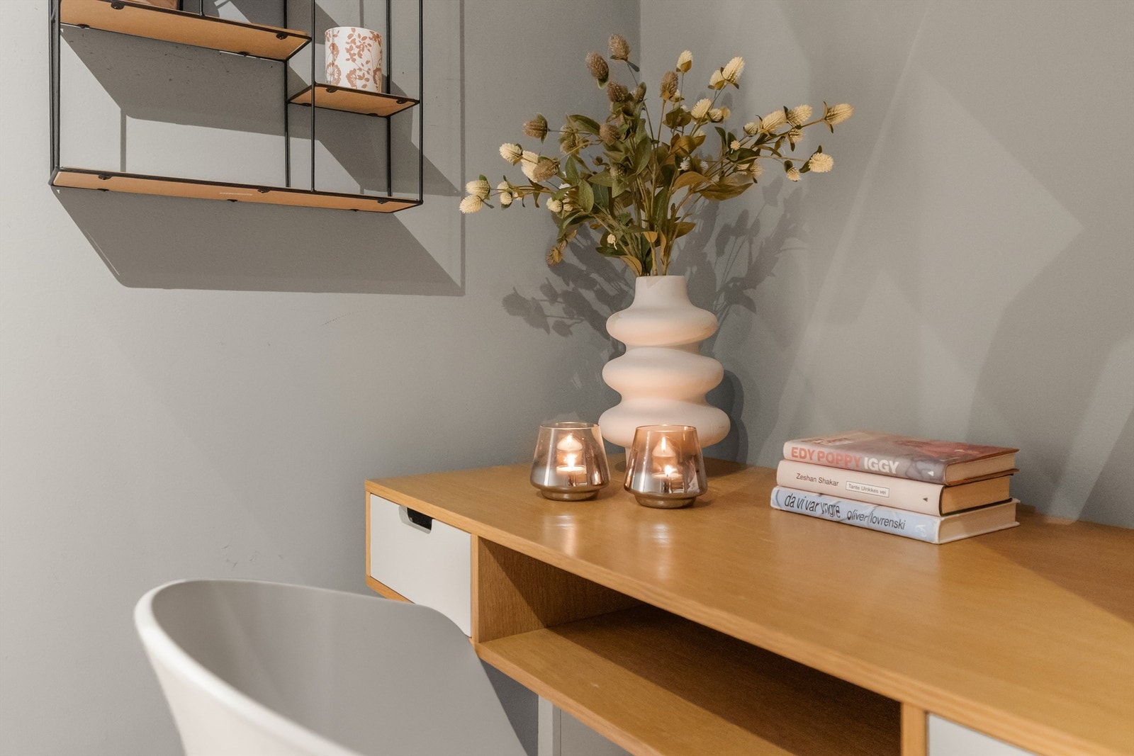 En lys og åpen trapp i treverk leder opp til boligens andre etasje. Galleribilde