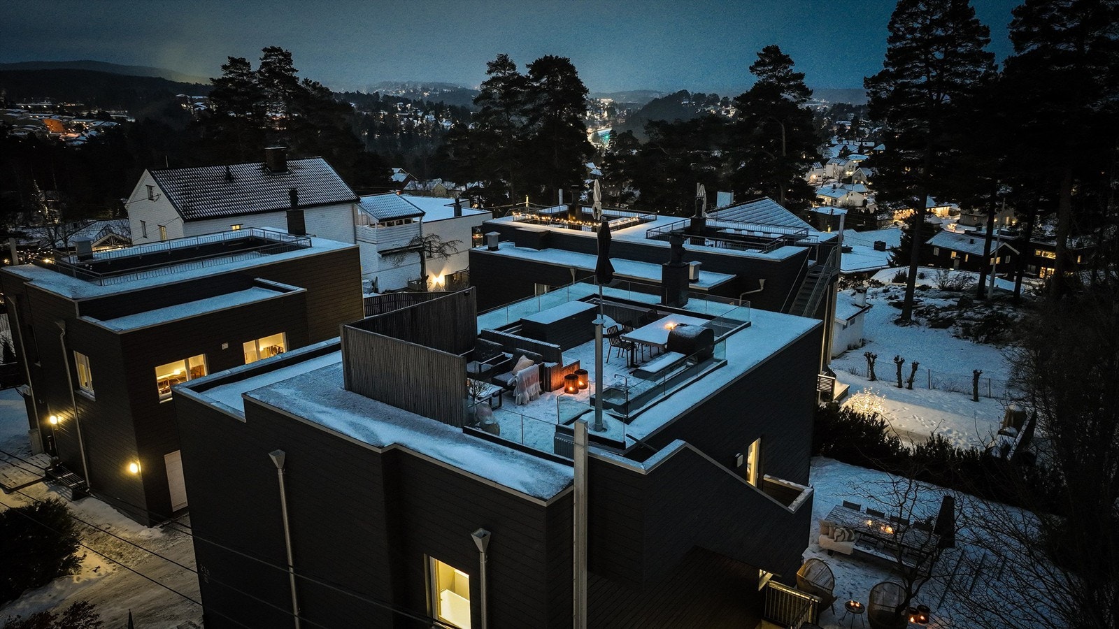 Stor solrik takterrasse med flott utsikt. Galleribilde
