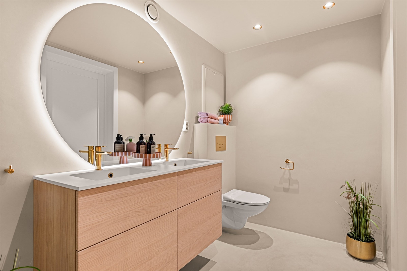 Gjennomgående detaljer i messing og en vegghengt toalett understreker den høye standarden. Galleribilde