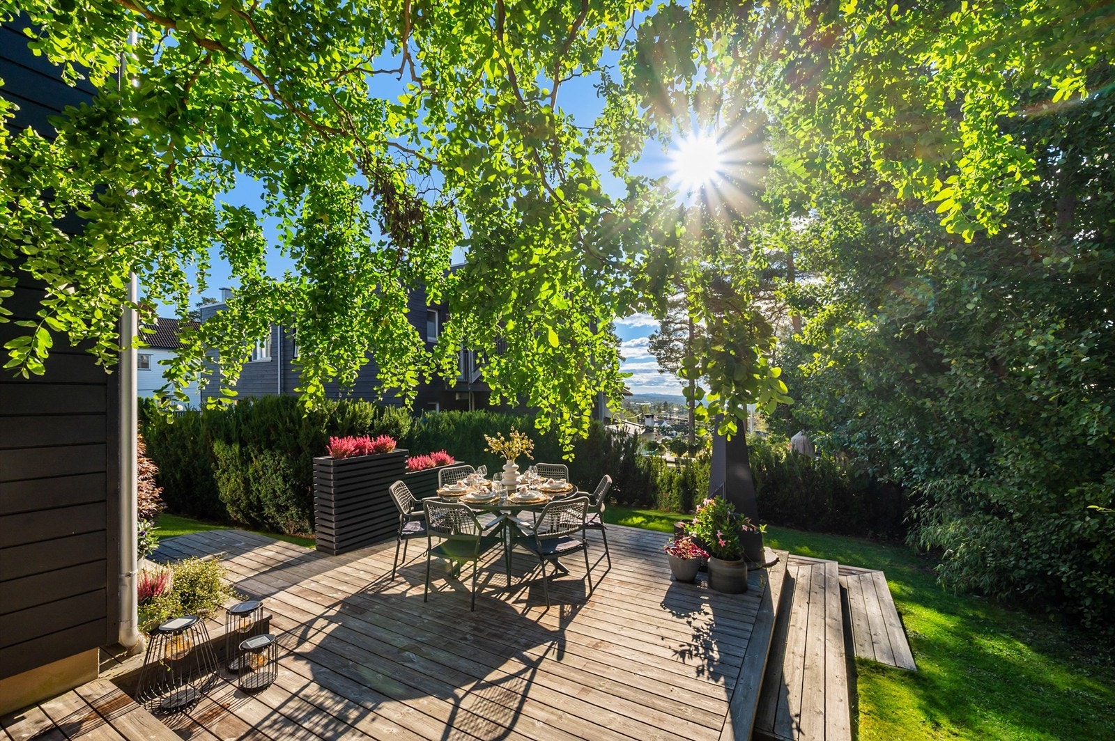 Uteplassen er omkranset av grønt, noe som gir en usjenert følelse. Galleribilde