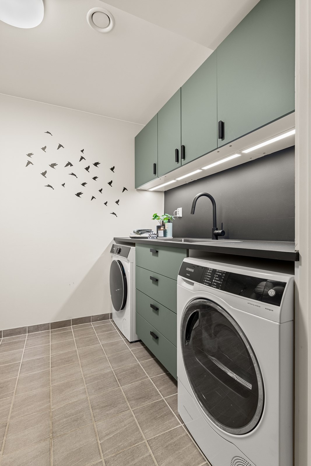 Separat og praktisk vaskerom med god benkeplass og opplegg for vaskemaskin og tørketrommel. Galleribilde