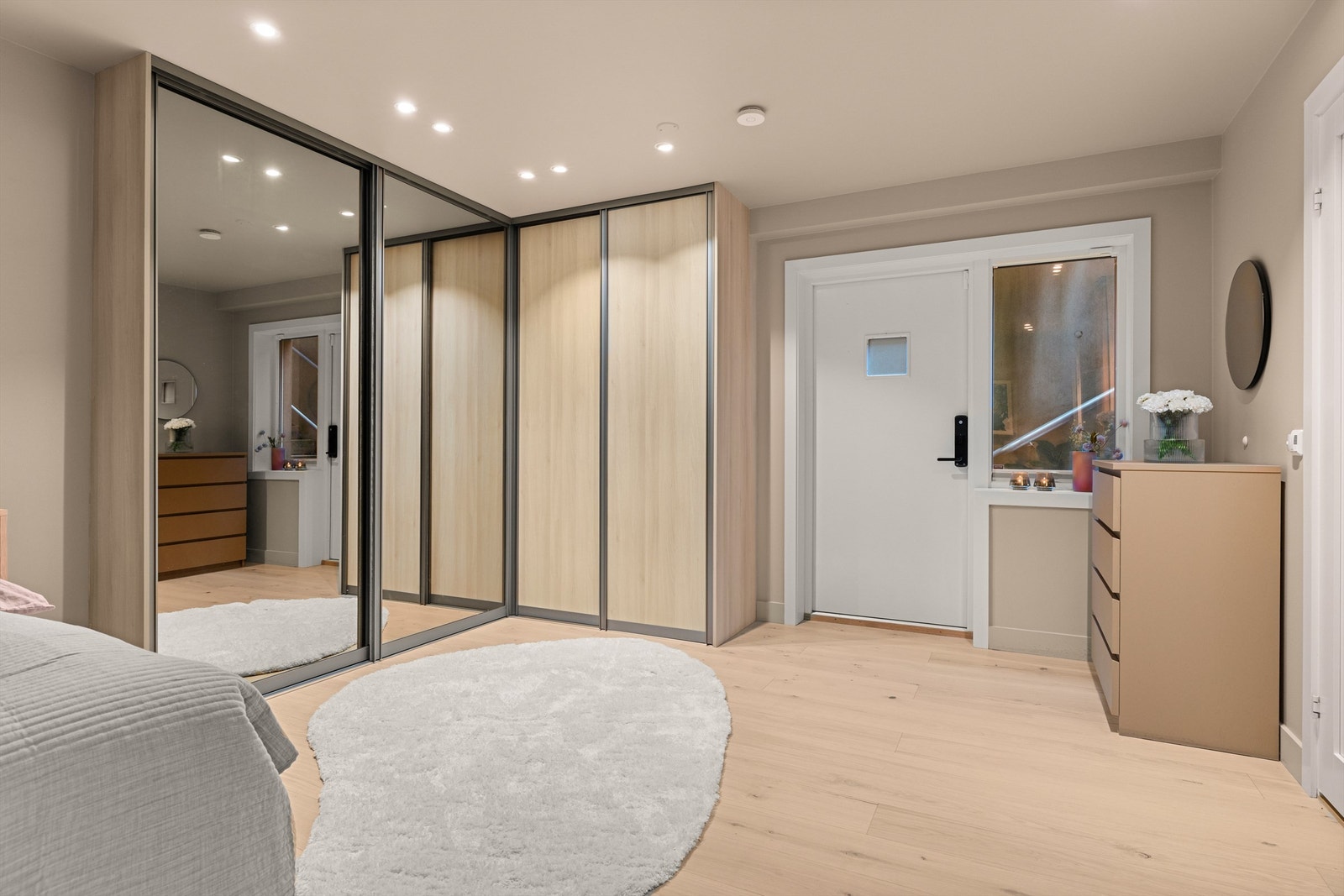 Rommet har rikelig med garderobeplass og egen utgang til terreng, her finnes også opplegg for hybelkjøkken. Galleribilde