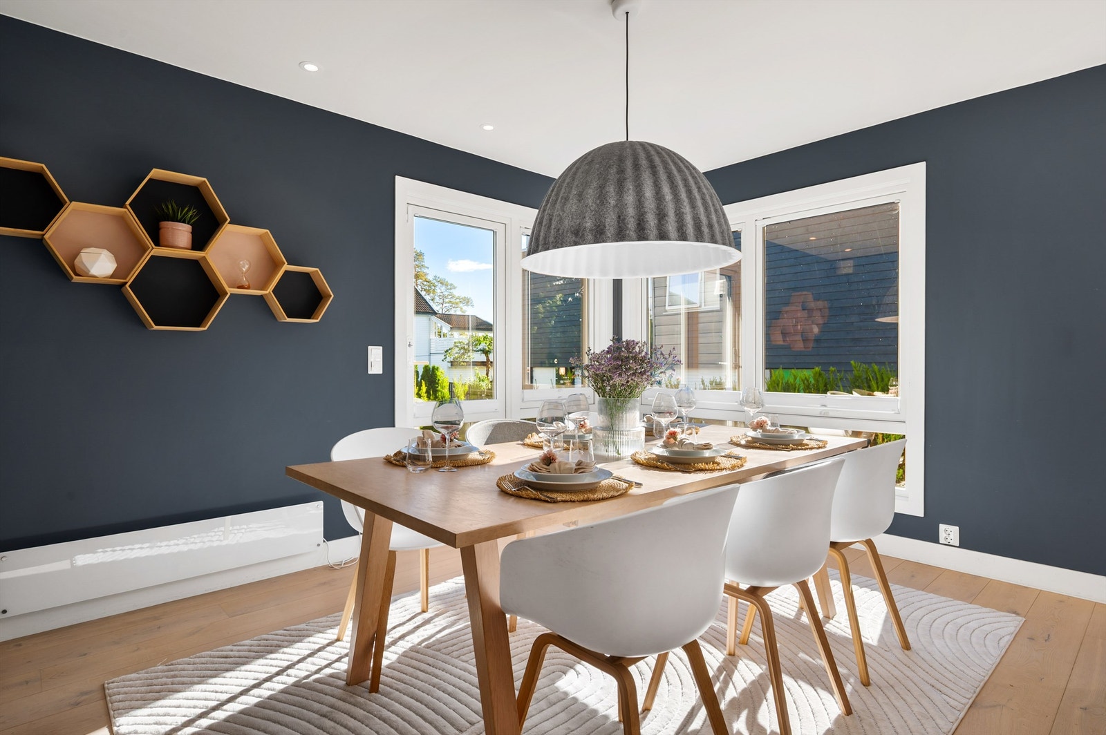 Store vindusflater gir rikelig med naturlig lys til spiseplassen. Galleribilde