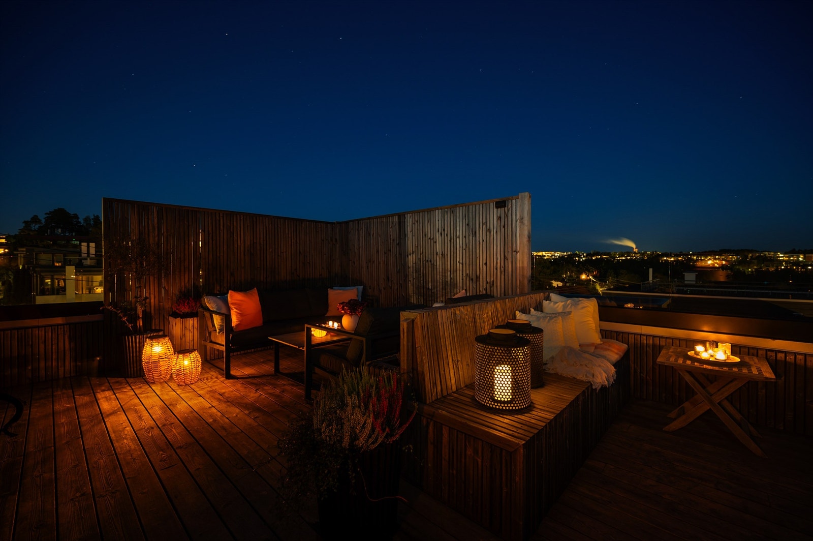 Skjermveggene gir privatliv uten å stenge for utsikten. Galleribilde