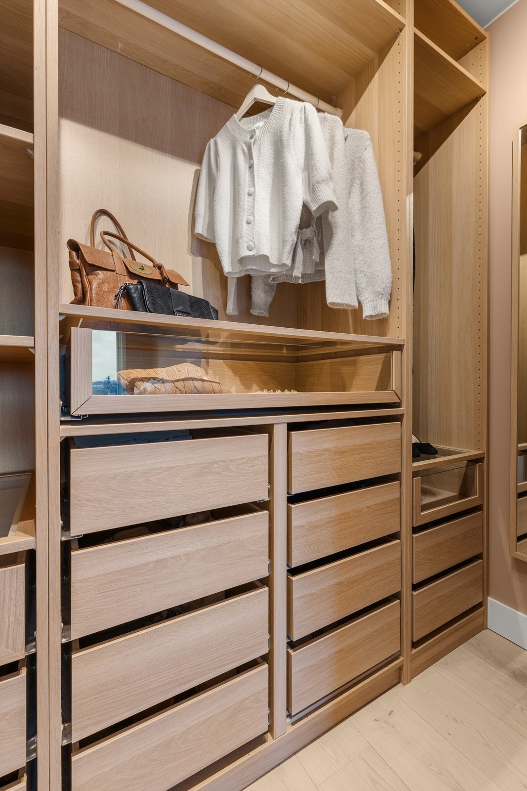 Garderoberommet er innredet med smarte løsninger som gir rikelig med oppbevaringsplass. Galleribilde