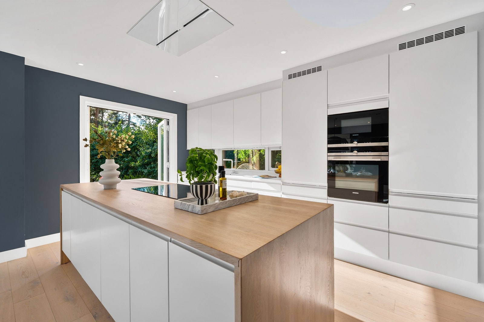 Rikelig med skap- og benkeplass gir gode arbeidsforhold på kjøkkenet. Galleribilde