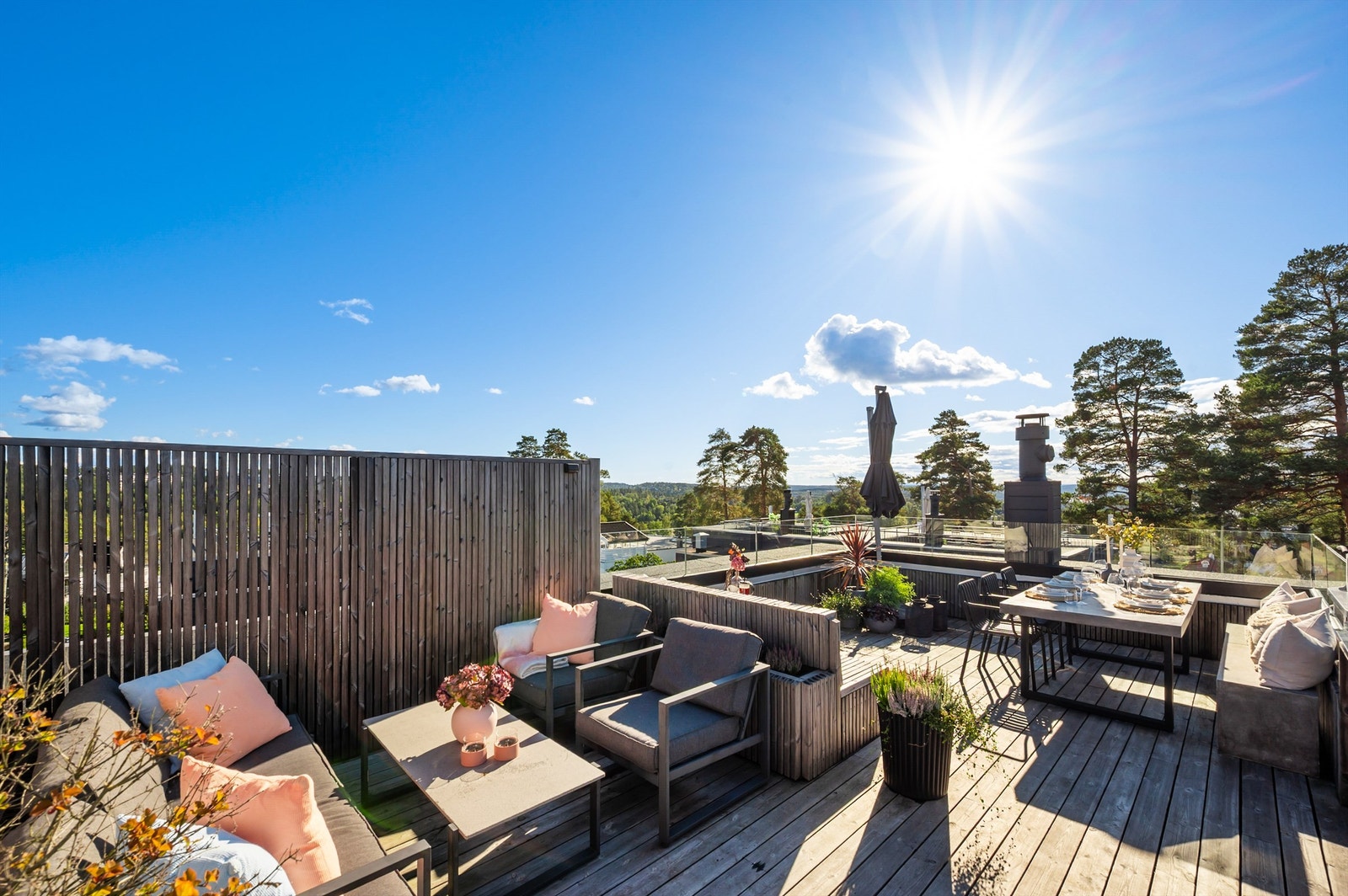 I tillegg til spiseplass er det en egen lounge-del for avslapning. Galleribilde