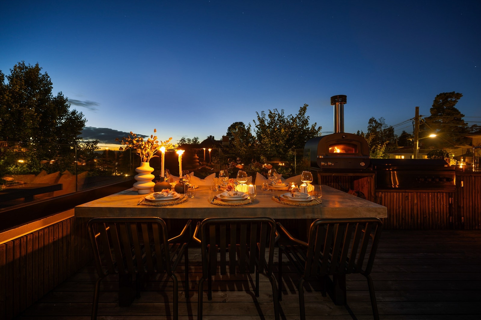 Utekjøkkenet er også funksjonelt etter mørkets frembrudd. Galleribilde