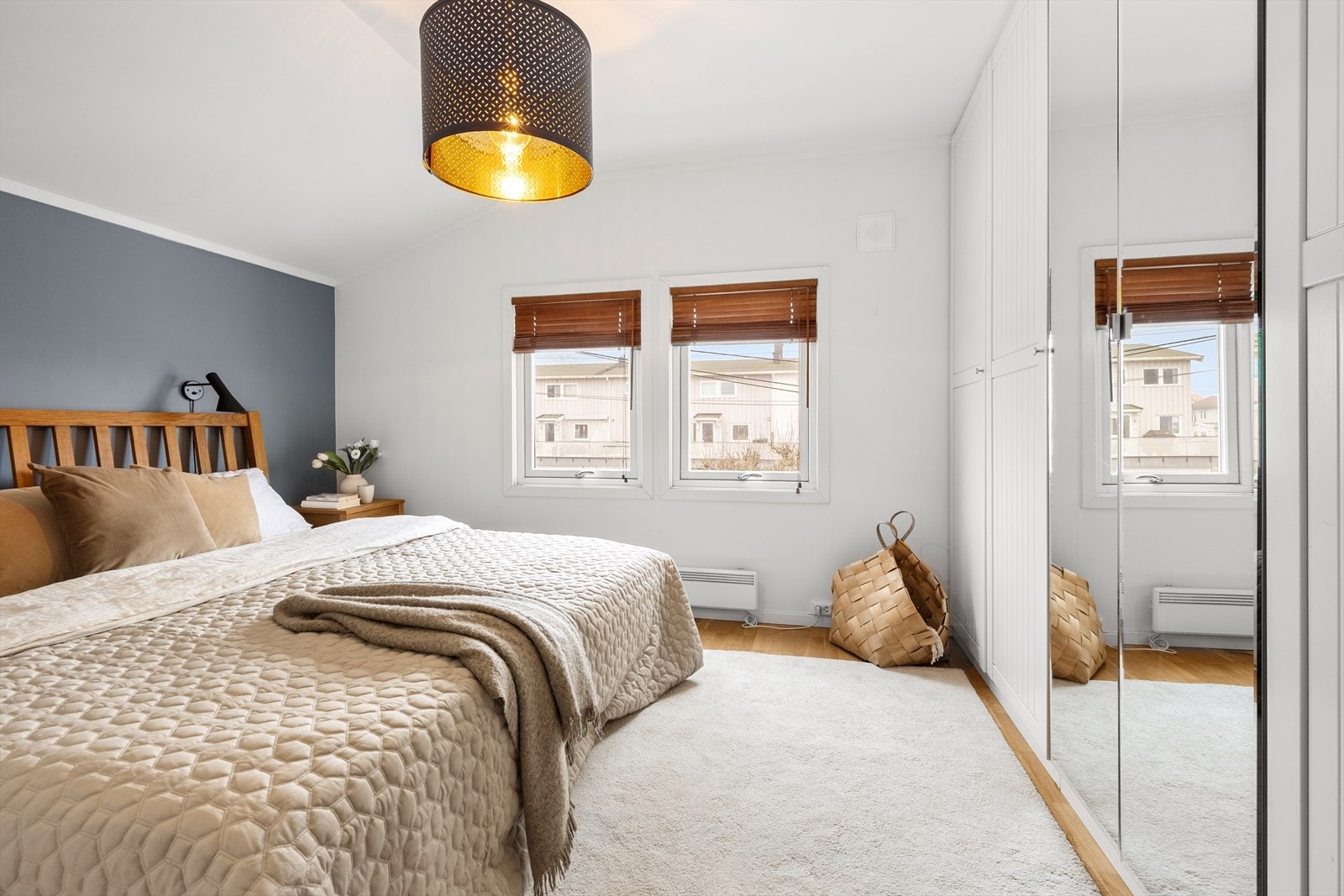 Stort innbydende hovedsoverom med garderobeløsning. Galleribilde