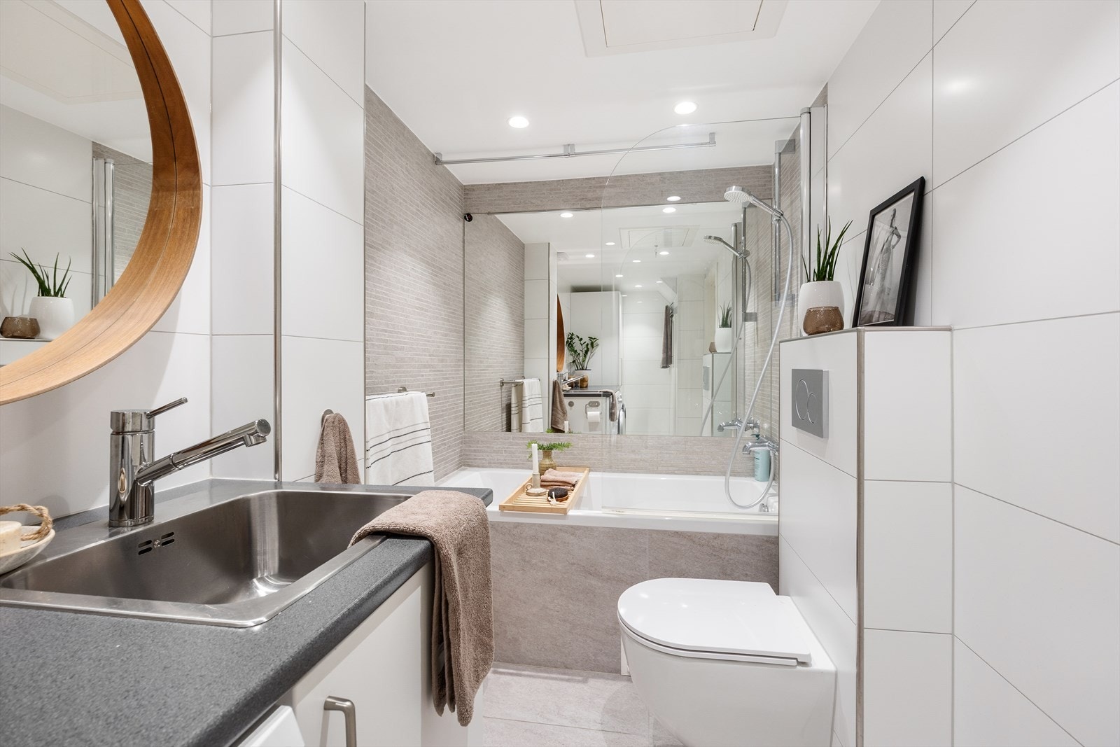 Delikat oppusset bad/vaskerom fra 2018 (Pusset opp av De Lilla) med badekar og vegghengt wc. Galleribilde