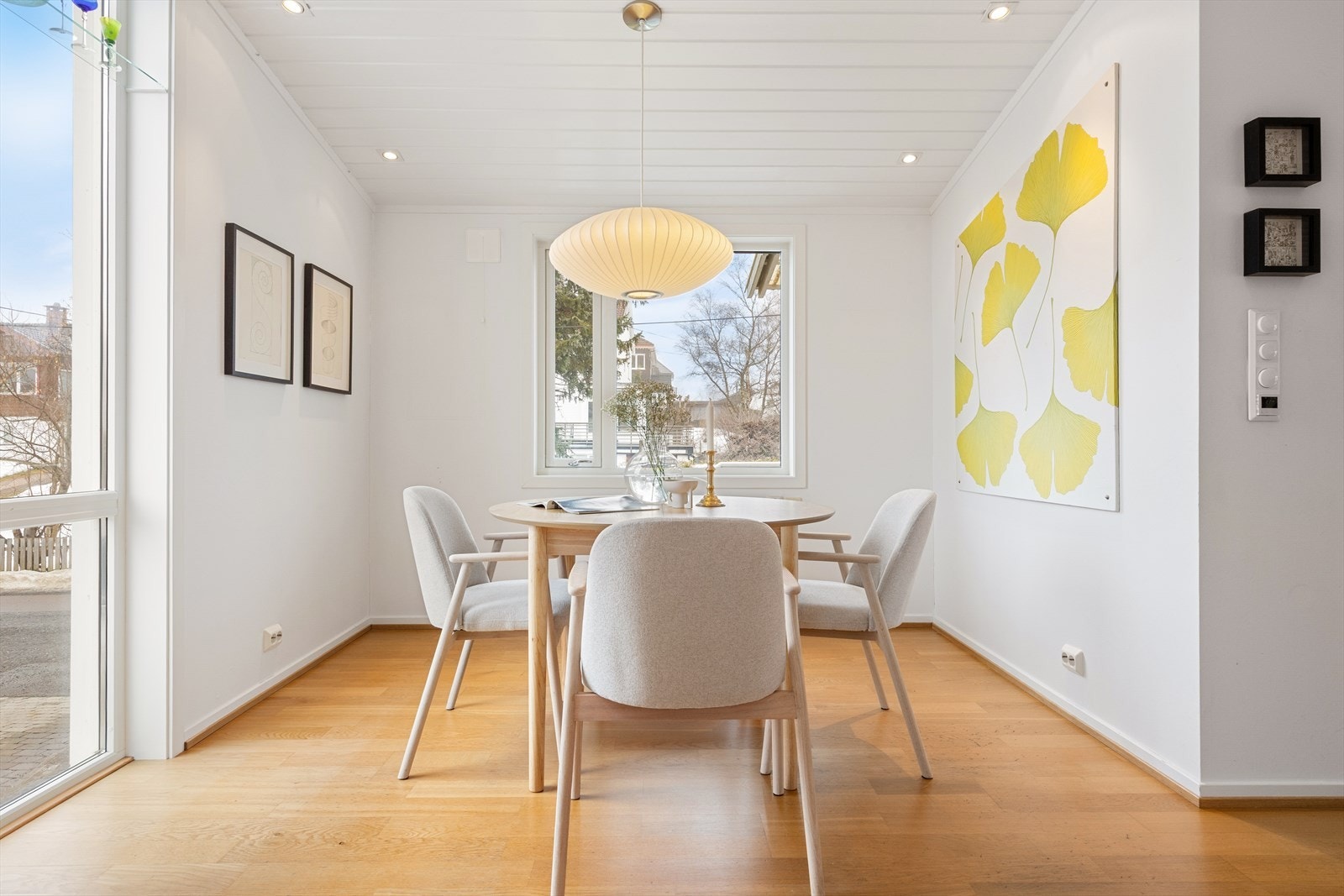 Store vindusflater slipper inn rikelig med dagslys og gir utsyn mot nærområdet. Galleribilde